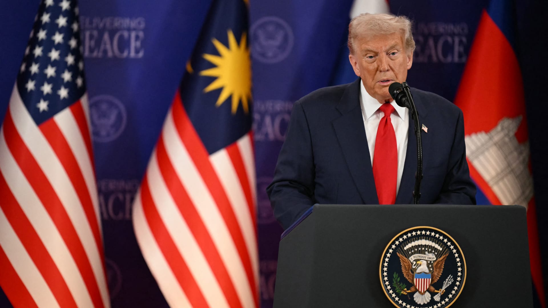 بتناقض صارخ مع ما قاله عن الصراع بالشرق الأوسط وأزمة أوكرانيا.. ترامب يشيد باتفاق كمبوديا وتايلاند