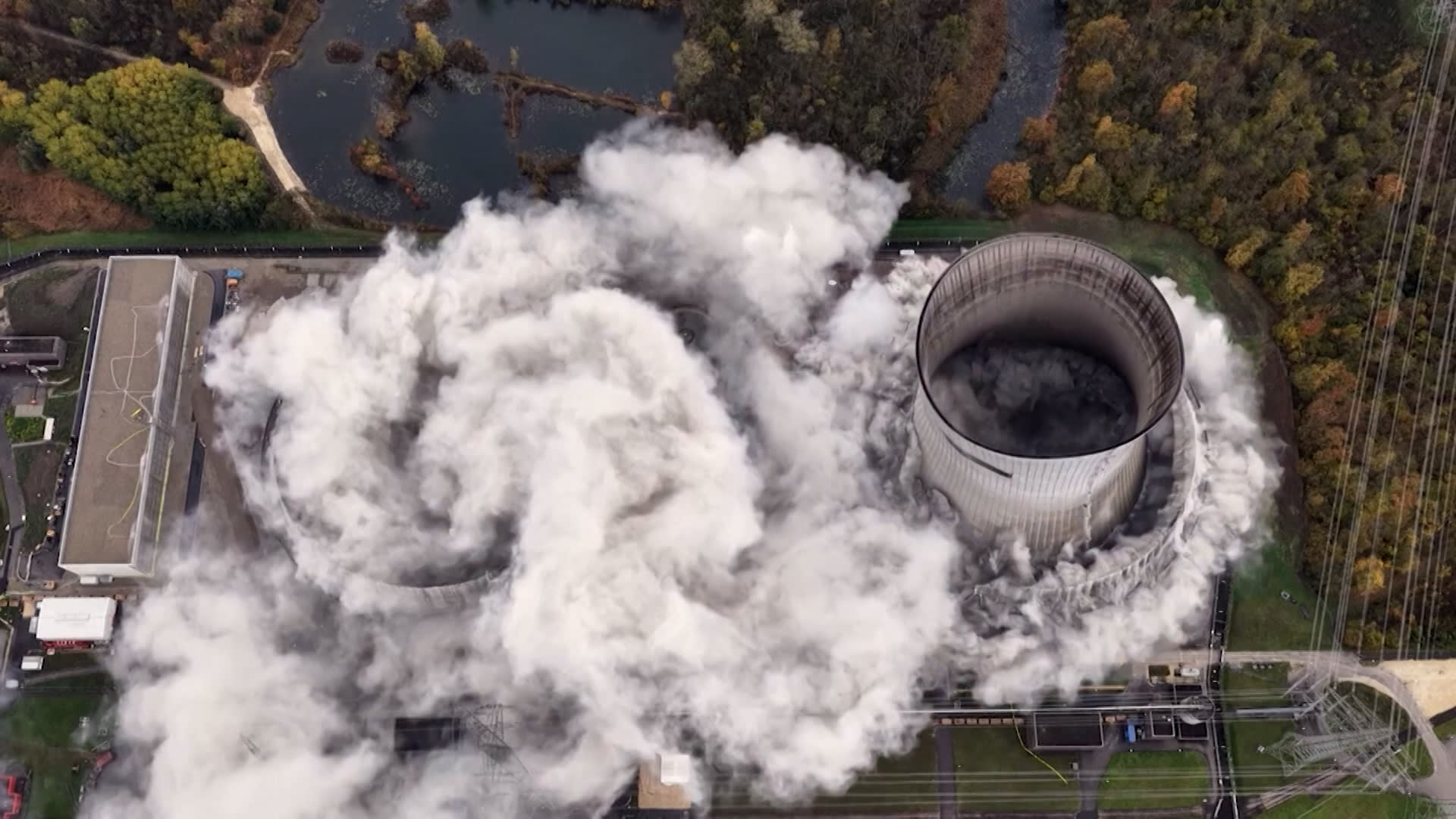 شاهد لحظة تفجير برجي تبريد في محطة للطاقة النووية بألمانيا