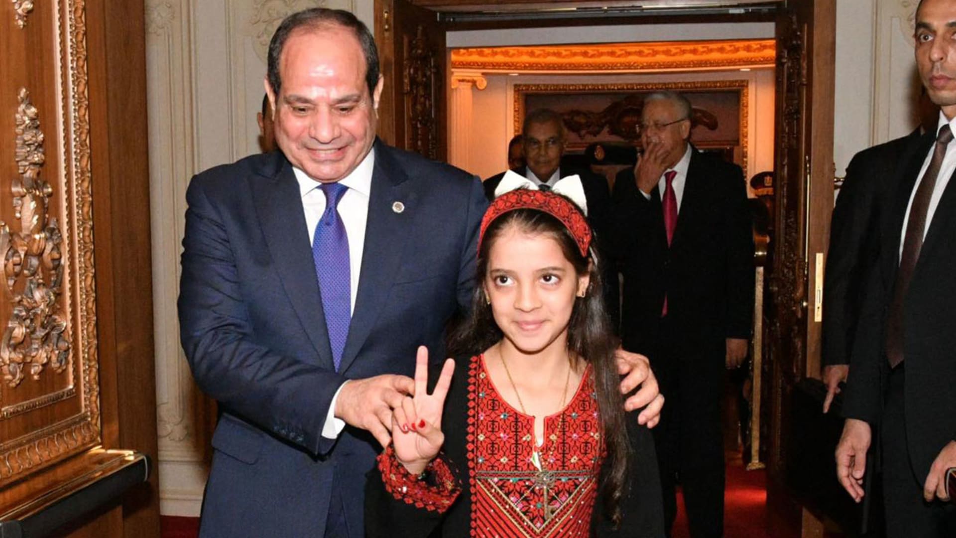 مصر.. فيديو ما فعله السيسي مع طفلة فلسطينية مصابة يثير تفاعلا