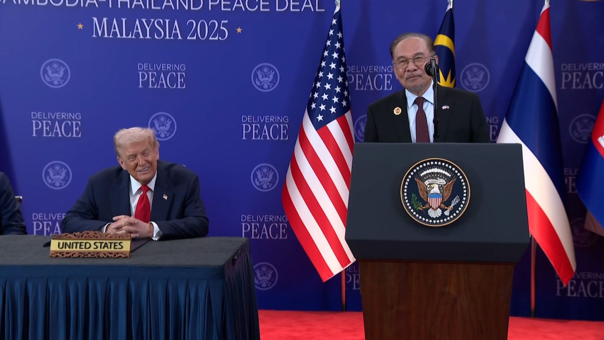 أنور إبراهيم يمازح ترامب: أنا دخلت السجن وأنت كنت على وشك