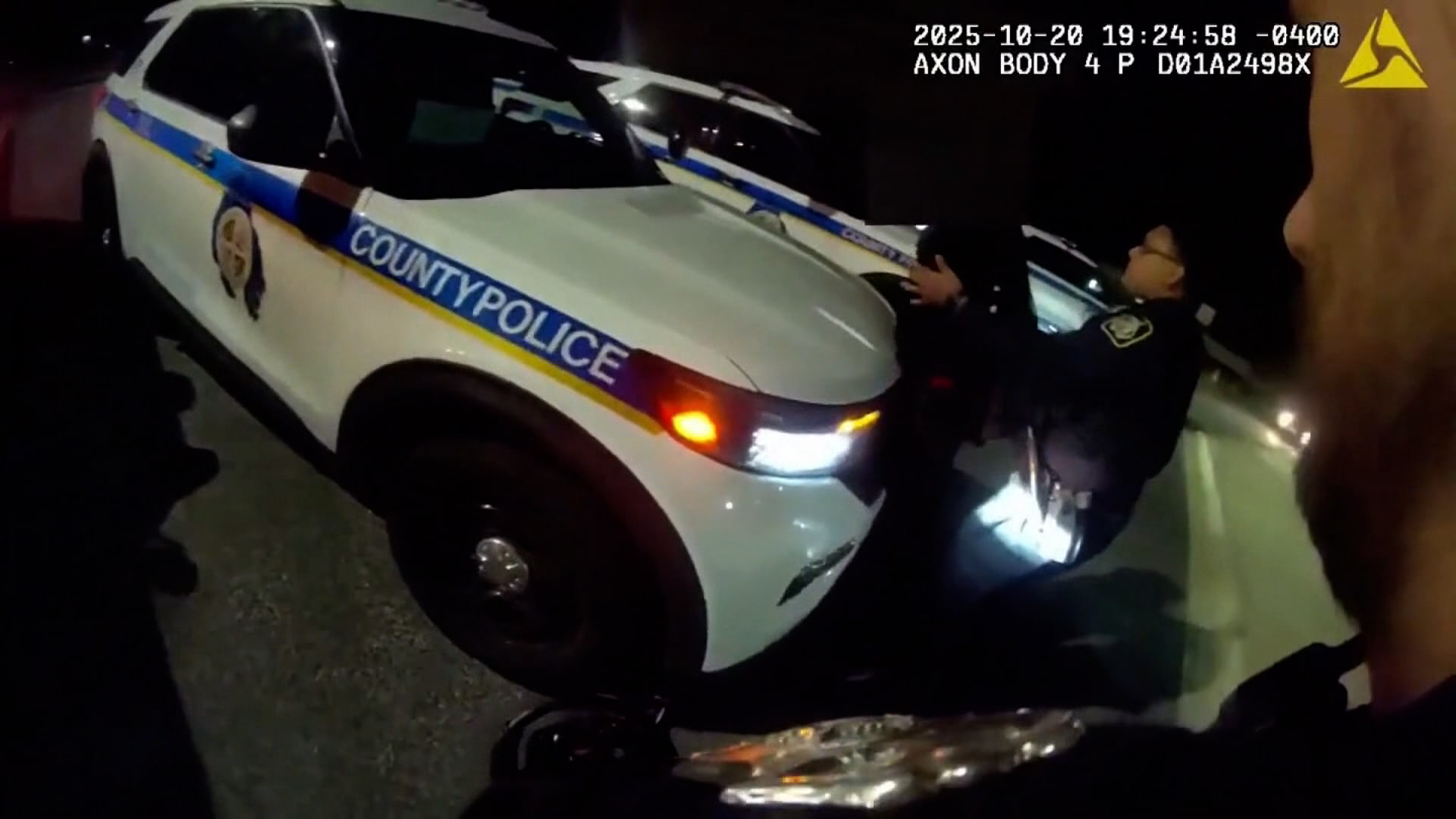 طالب يتفاجئ بشرطة مسلحة تحيط به وتقيده.. شاهد ما السبب