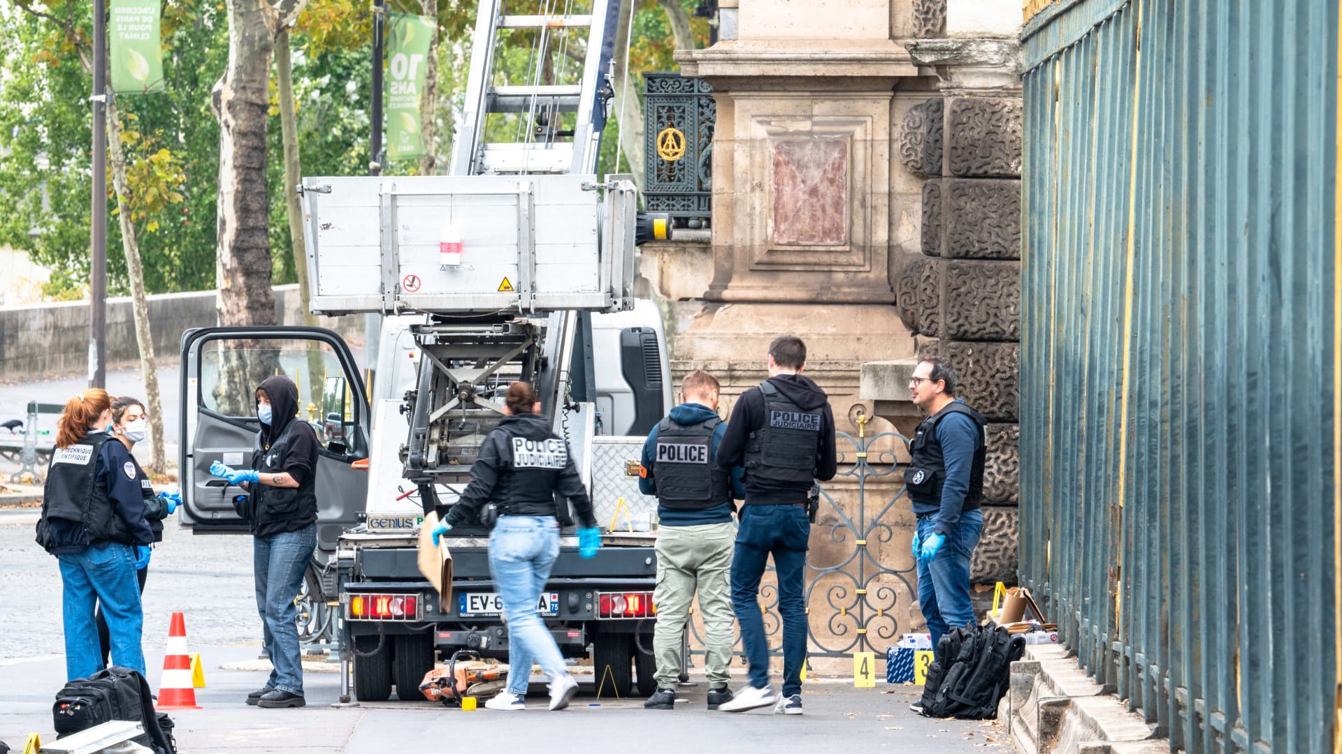 أحدهم حاول الهروب للجزائر.. فرنسا تعلن اعتقال مشتبه بهم بسرقة متحف اللوفر فما مصير المجوهرات؟