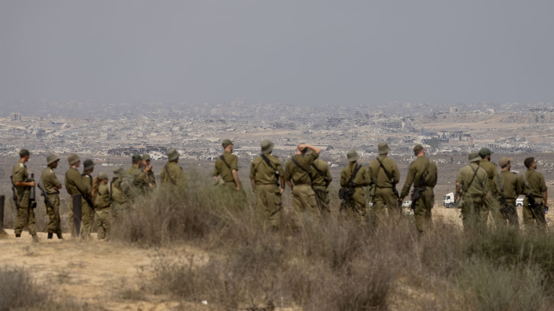 الجيش الإسرائيلي ينسحب من منطقة بغزة للبحث عن رفات جندي قُتل في 2014