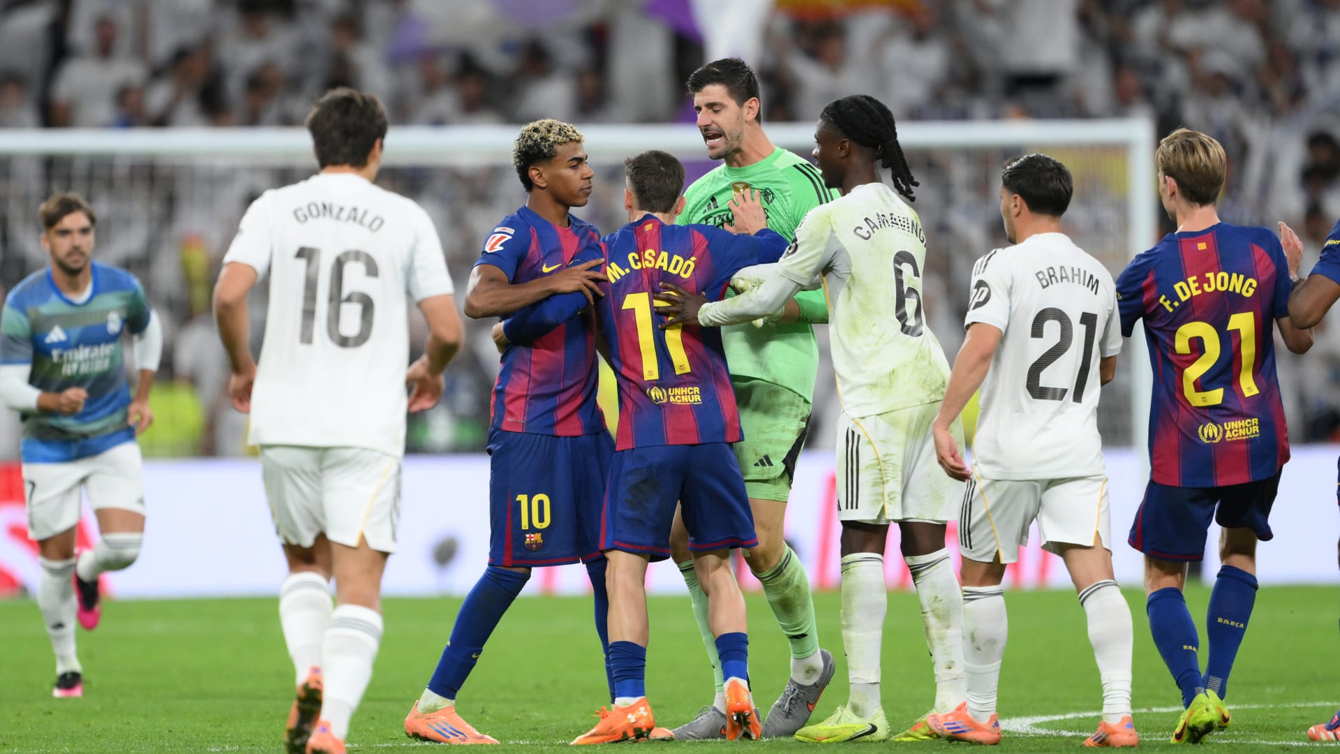 منها مشادة يامال مع كورتوا وفينيسيوس.. إليك أبرز 5 أحداث شهدها الكلاسيكو الإسباني