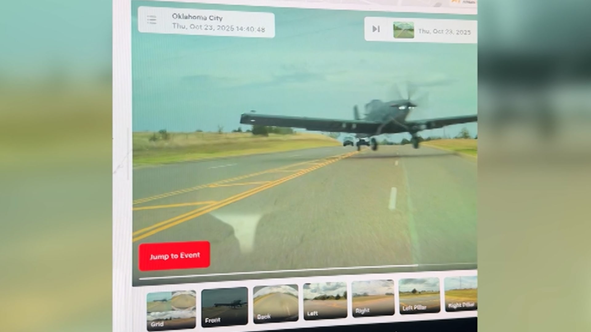 اصطدام وشيك لطائرة تابعة لسلاح الجو الأمريكي مع سيارة على طريق سريع.. والسائق يوثق اللحظة