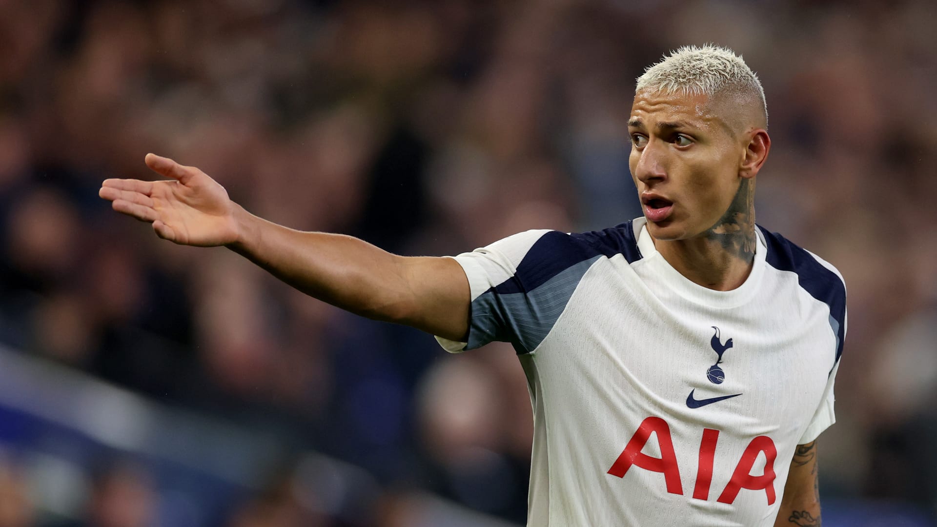 خطف الأنظار.. هذا ما فعله ريتشارليسون مع جماهير إيفرتون بعد مباراة في البريميرليغ