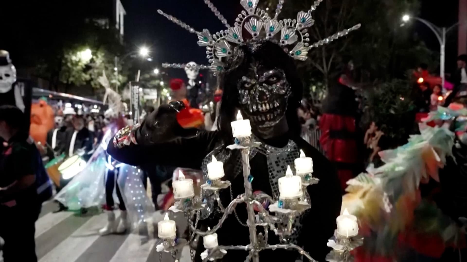 مرتدين هياكل عظمية.. مئات الأشخاص يحتفلون بـ"يوم الموتى" في مدينة مكسيكو