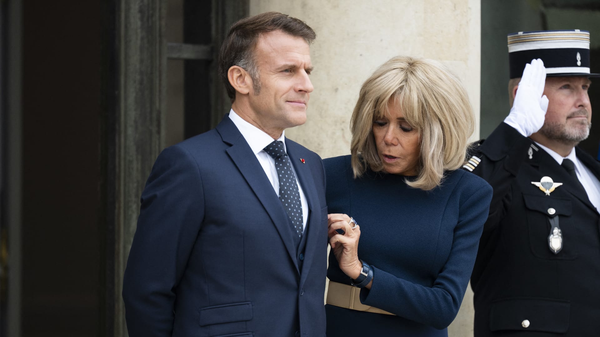 "حول جنسها وميولها".. محاكمة 10 أشخاص في باريس بتهمة التنمر الإلكتروني على زوجة ماكرون