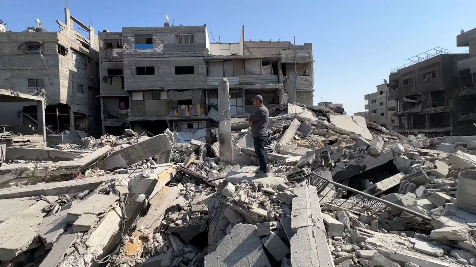 "جئتُ لأُفضفض لكم".. أب من غزة لا يزال يبحث عن جثث عائلته بعد عامين تحت الأنقاض