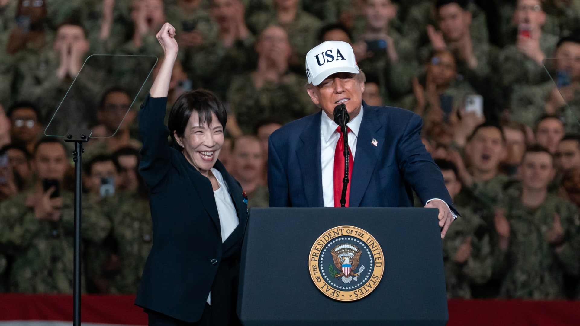 بجانب ترامب.. رئيسة وزراء اليابان توجه رسالة للقوات الأمريكية من على متن حاملة طائرات