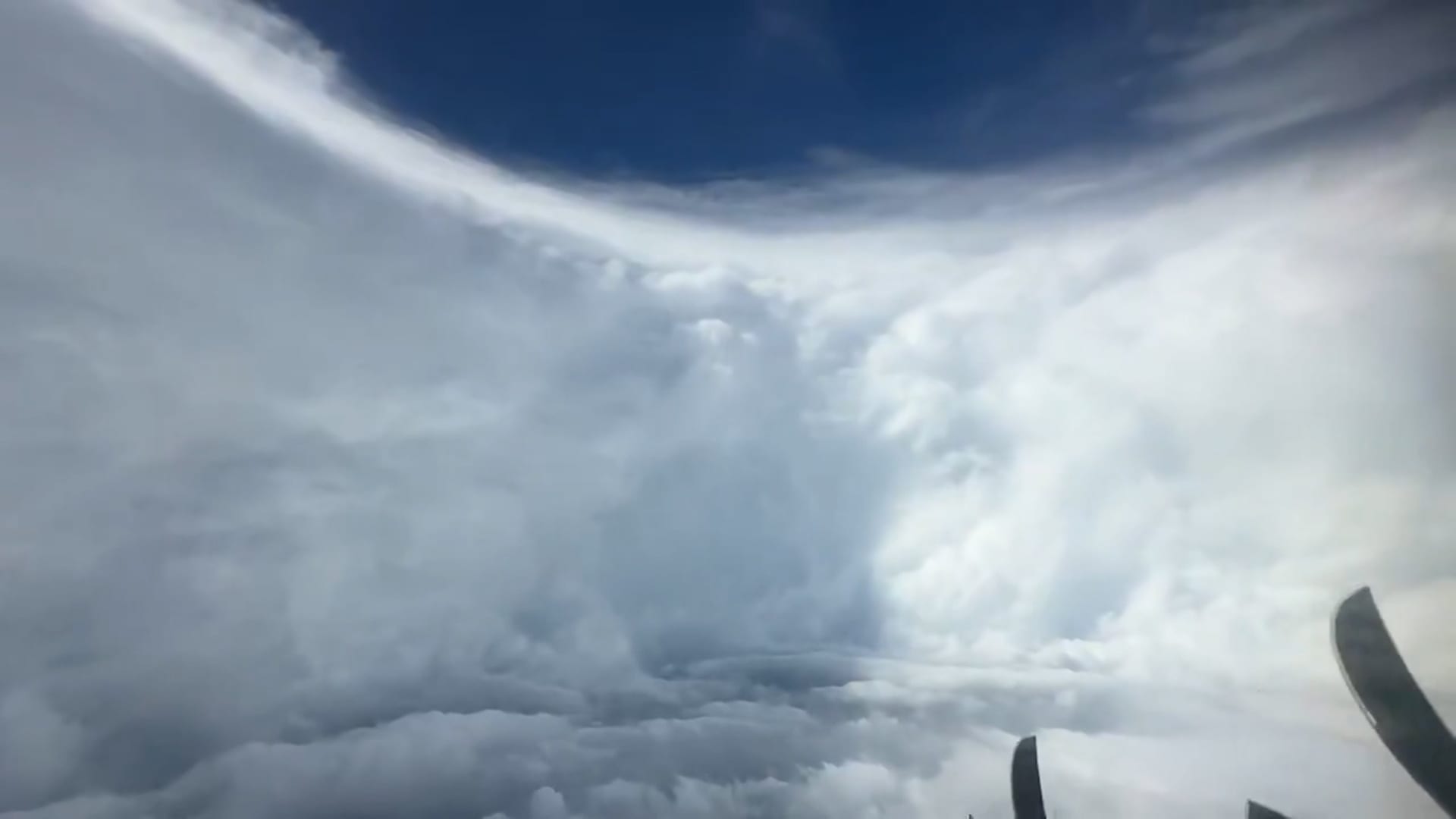 لقطات مهيبة.. كاميرا ترصد شكل عين إعصار ميليسا من الداخل