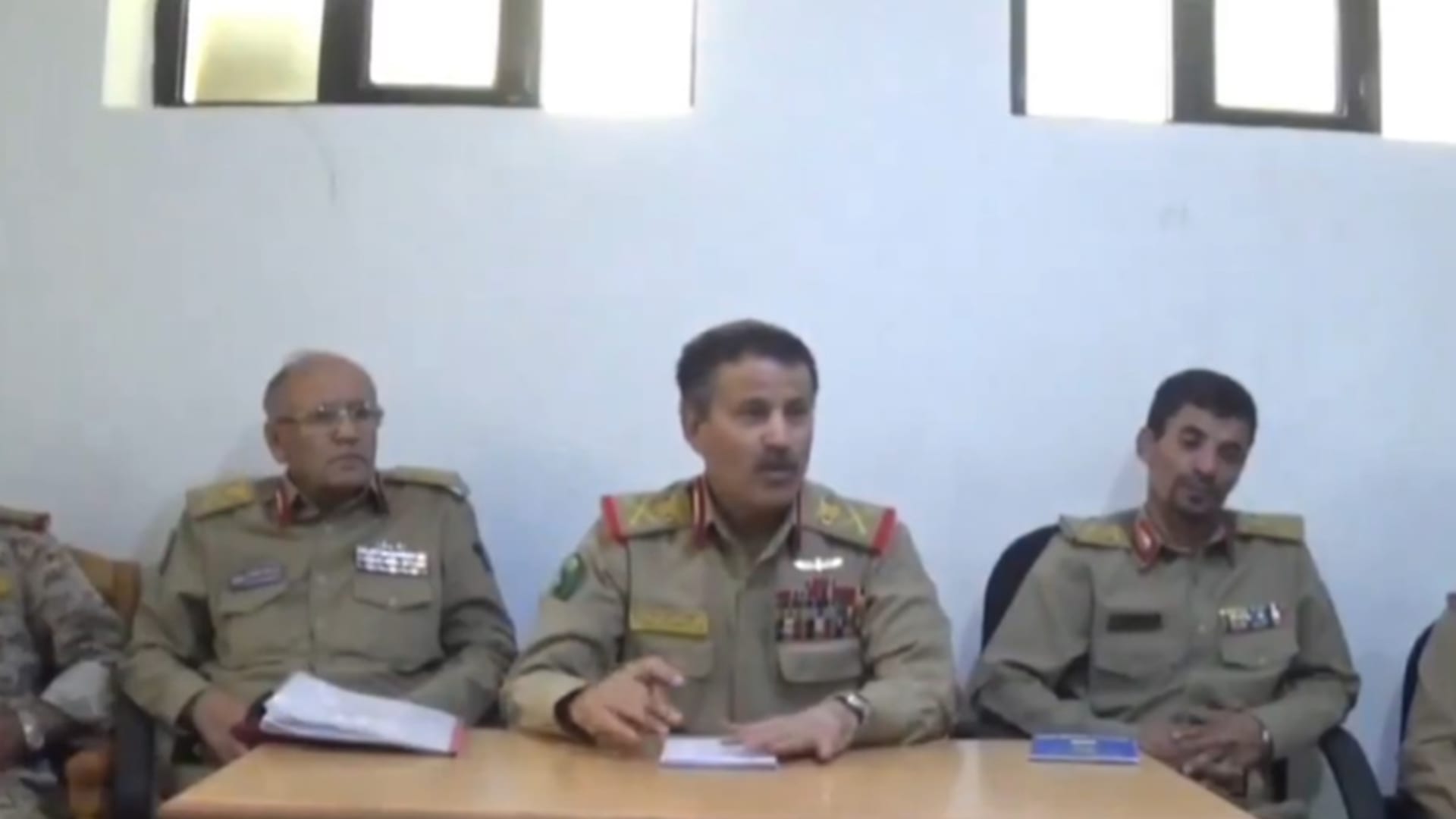 "صواريخنا ستحلق كأسراب الجراد".. ما حقيقة فيديو تهديدات وزير دفاع الحوثيين للسعودية؟