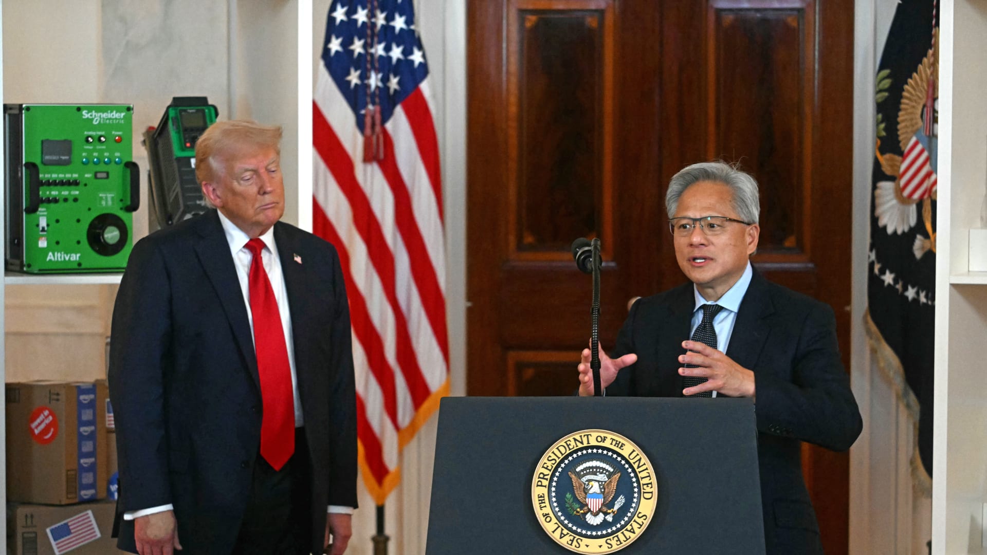 رئيس شركة "إنفيديا" يوضح سبب التبرع لبناء "قاعة رقص ترامب" في البيت الأبيض