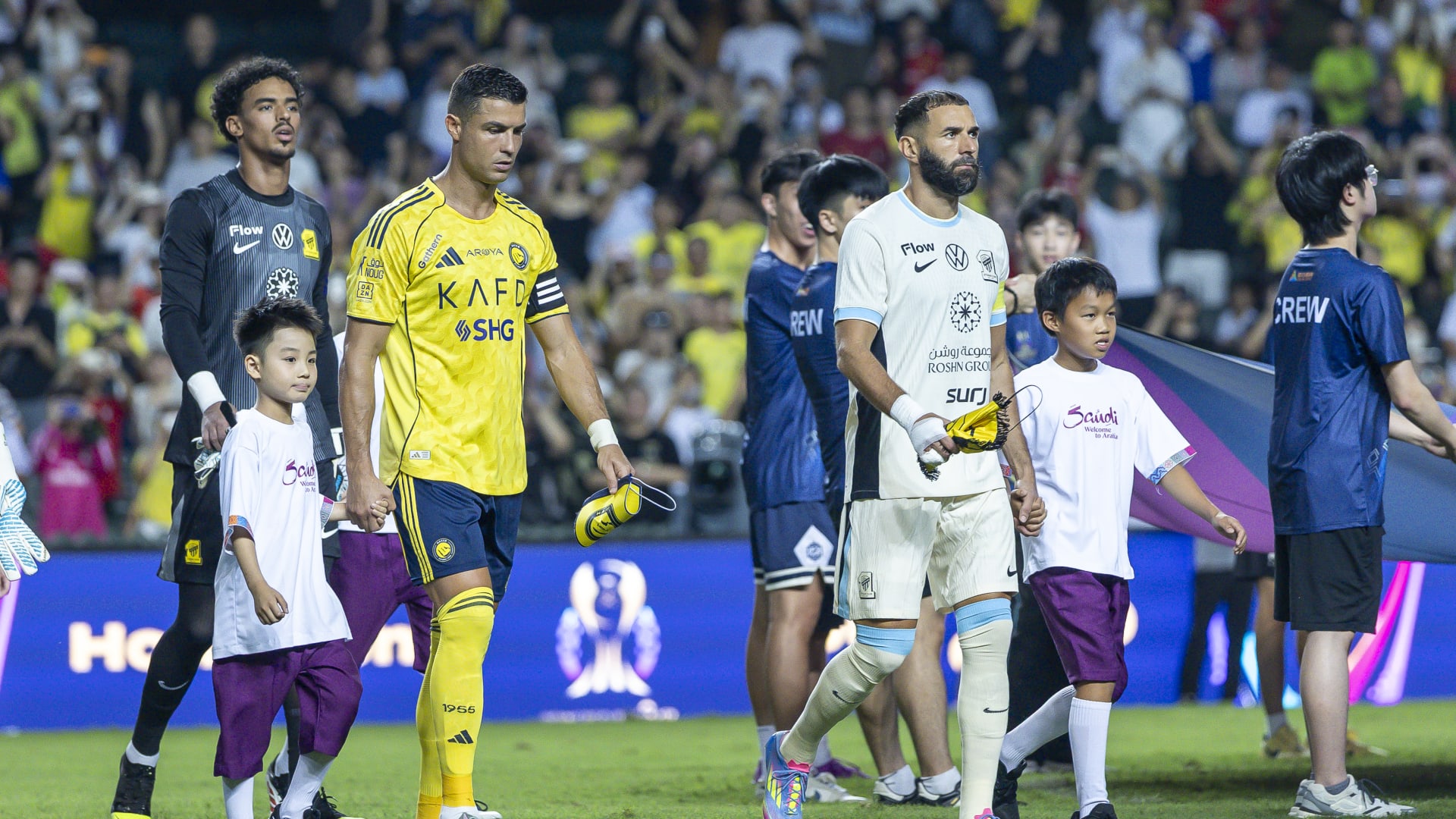 هذا ما فعله بنزيما مع رونالدو بعد فوز الاتحاد على النصر في كأس الملك