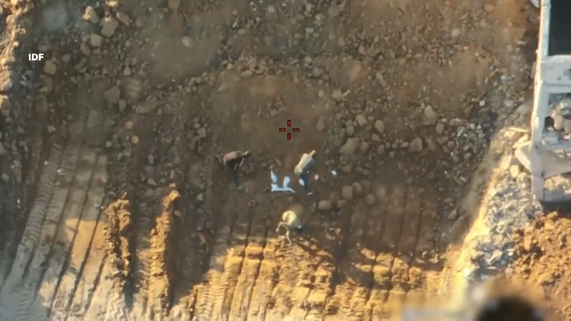 فيديو إسرائيلي مزعوم يُظهر حماس وهي "تُفبرك" عملية العثور على رهينة