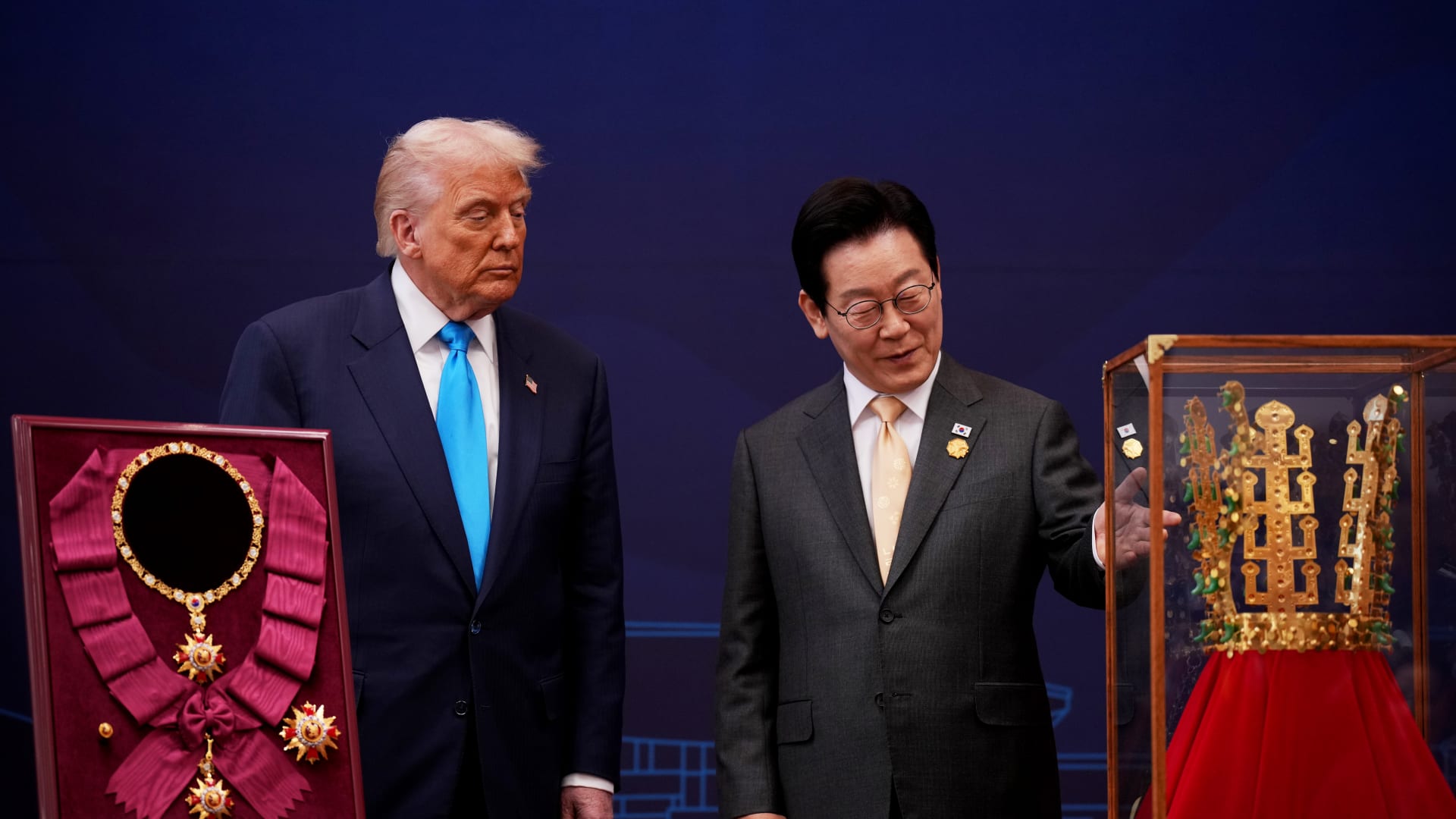 رئيس كوريا الجنوبية يهدي ترامب تاجًا ذهبيًا وأعلى وسام في البلاد