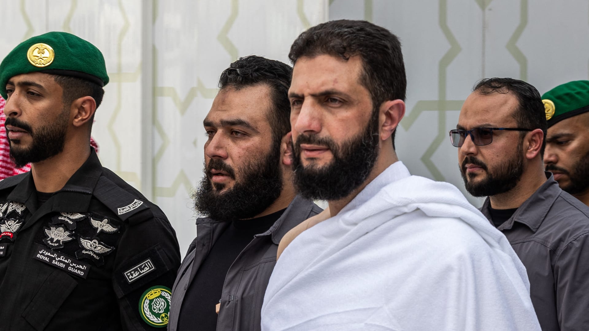 "عرفنا المفتاح أين".. تفاعل على ما قاله أحمد الشرع عن السعودية بحضور محمد بن سلمان