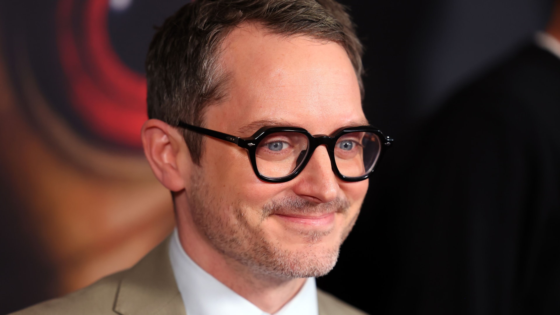 إيليجاه وود يفاجئ عروسين في أحد مواقع تصوير "سيد الخواتم" الشهيرة