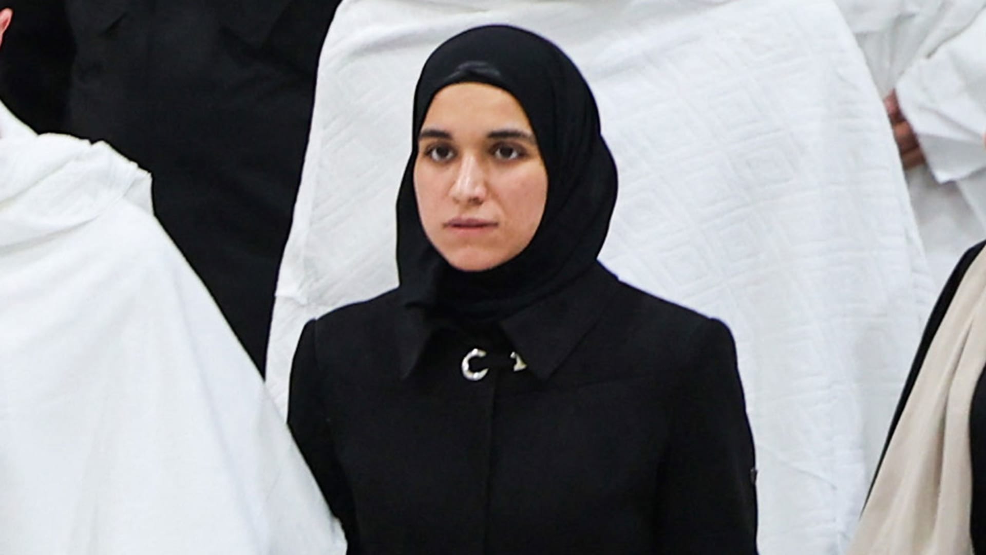 السعودية.. فيديو زوجة أحمد الشرع لطيفة الدروبي تسير مع زوجها ومحمد بن سلمان يشعل تفاعلا