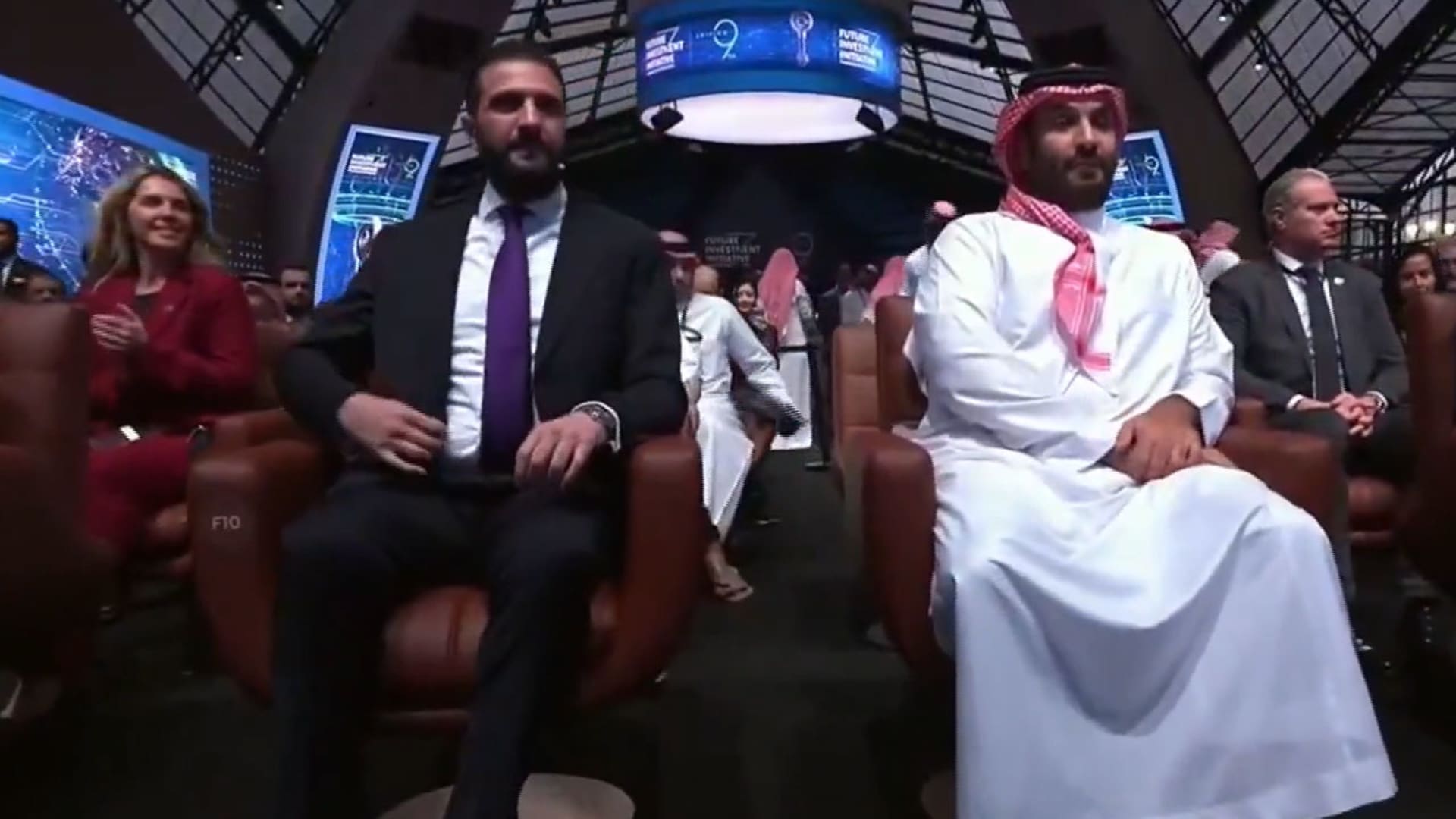 السعودية.. ملابس زوجة أحمد الشرع لطيفة الدروبي تشعل تفاعلا مع ربطها بلون ربطة عنق زوجها