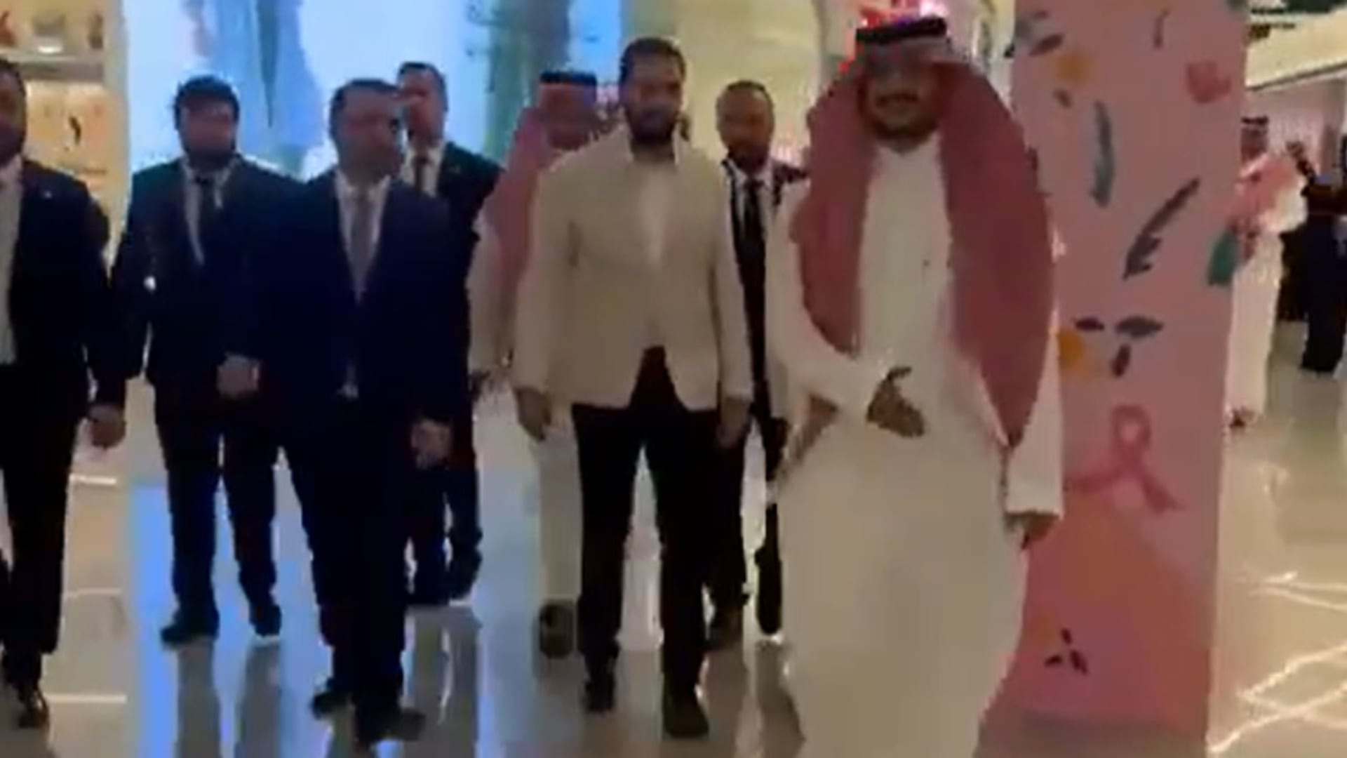 السعودية.. فيديو التفاجؤ بظهور أحمد الشرع بمركز تجاري بالرياض وما فعله مع وزير خارجيته أسعد الشيباني يثير تفاعلا