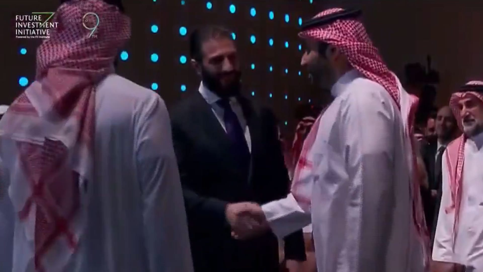 السعودية.. تحليل ماذا قصد محمد بن سلمان بحضوره جلسة أحمد الشرع بالرياض يشعل تفاعلا وتكهنات