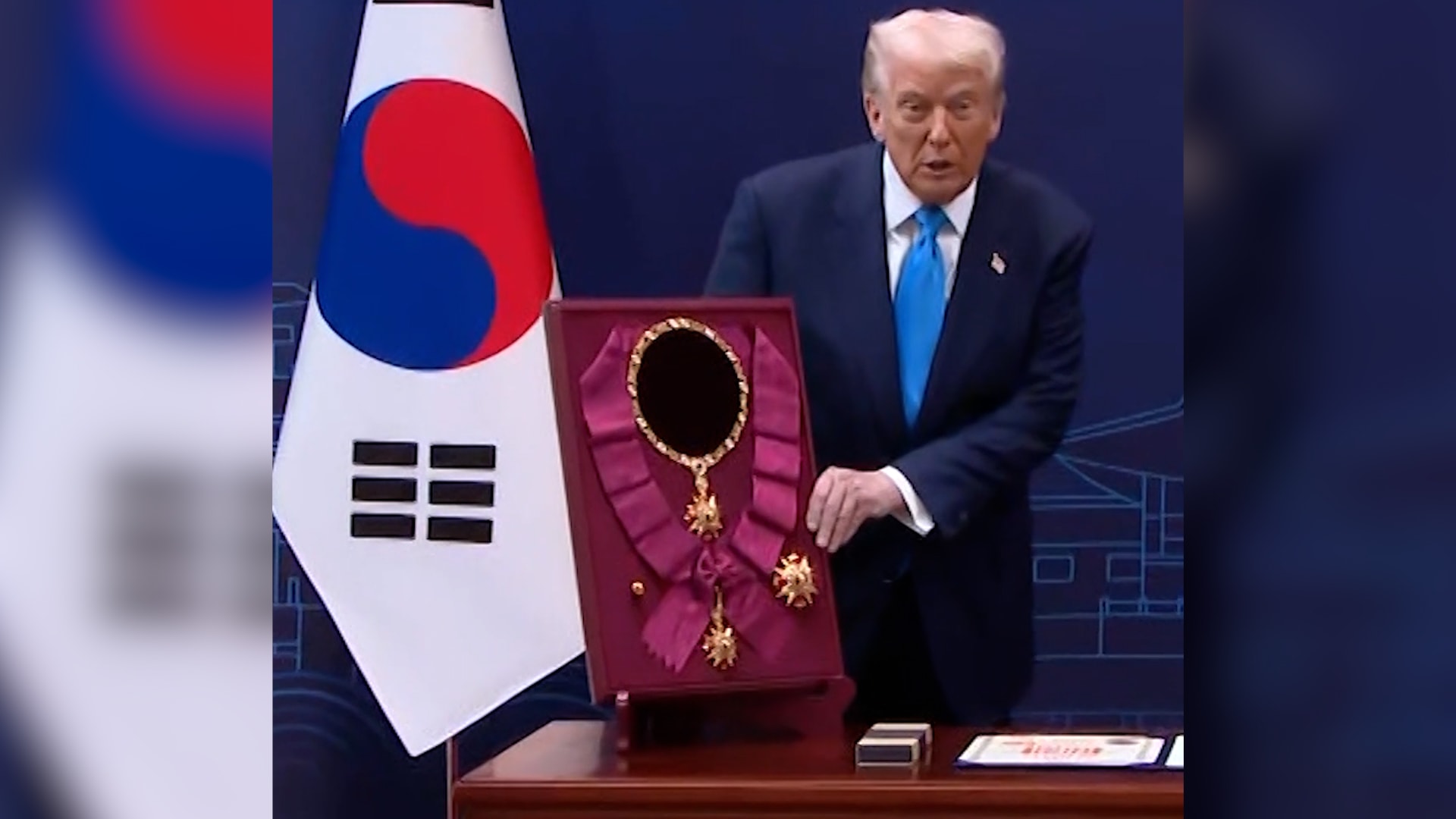 شاهد.. قادة آسيويون يُغدقون على ترامب بهدايا باهظة الثمن