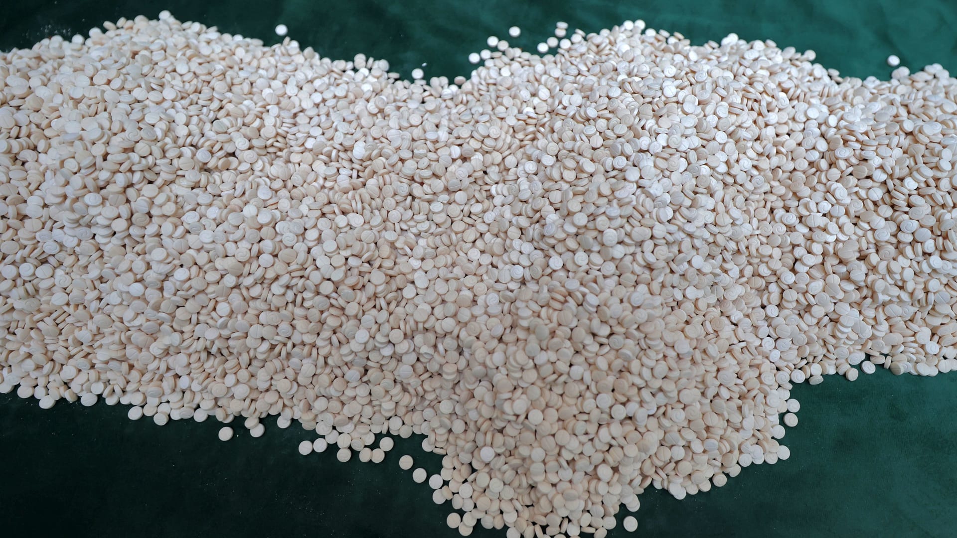 "مُخبأة بأكياس الفحم".. السعودية تحبط تهريب أكثر من 5 ملايين قرص مخدر