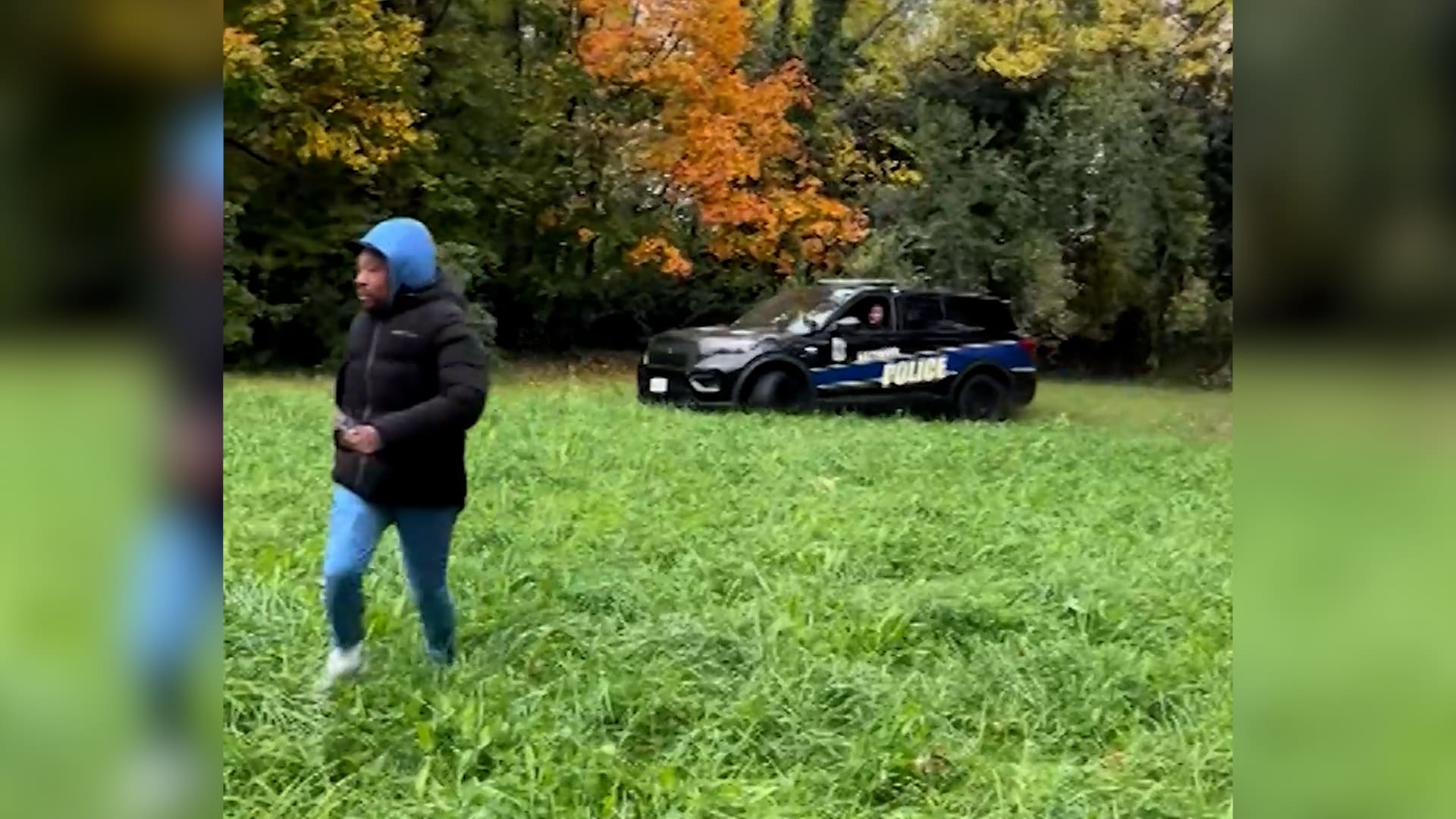 "مثير القلق".. فيديو لضابط شرطة أمريكي يطارد أحد المشاة بسيارة دورية