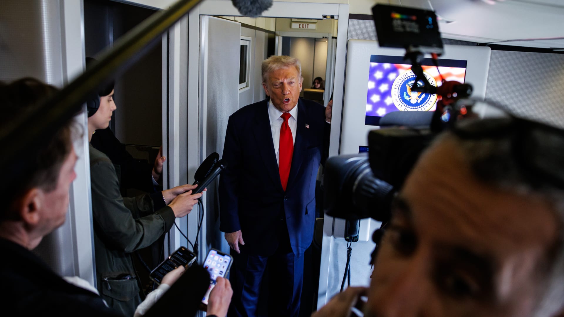 إحابة "غامضة" من ترامب على سؤال بشأن ما يعنيه بـ"استئناف" التجارب النووية