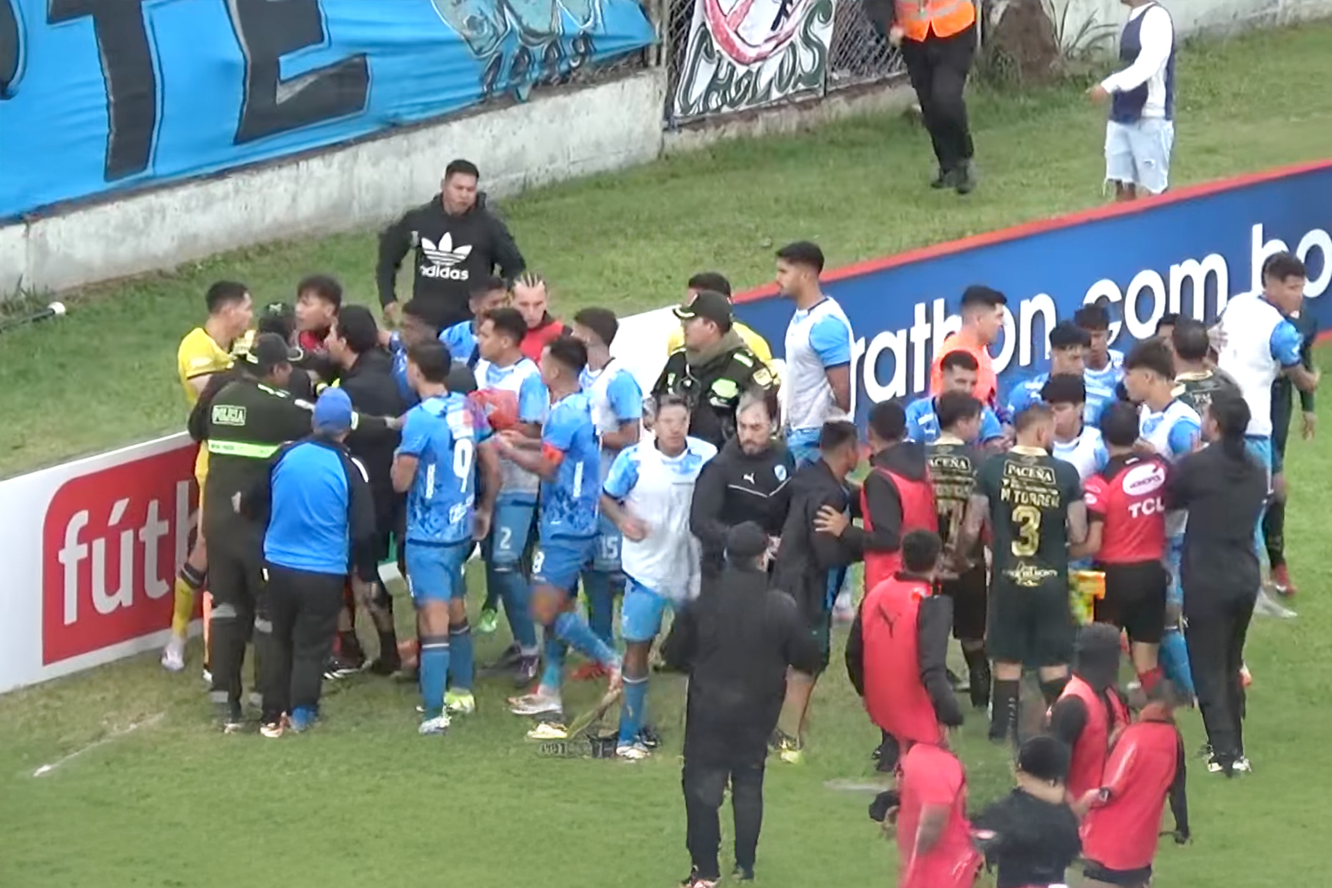 شاهد.. اشتباكات عنيفة وطرد 7 لاعبين وغاز مسيل للدموع بالدوري البوليفي