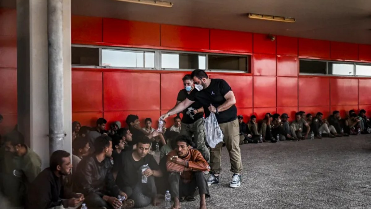 اليونان تنذر المهاجرين غير النظاميين بالرحيل أو السجن