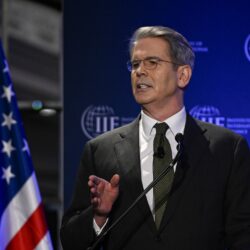 إدارة ترامب تفرض عقوبات على نحو 100 فرد وكيان لشراء النفط الإيراني