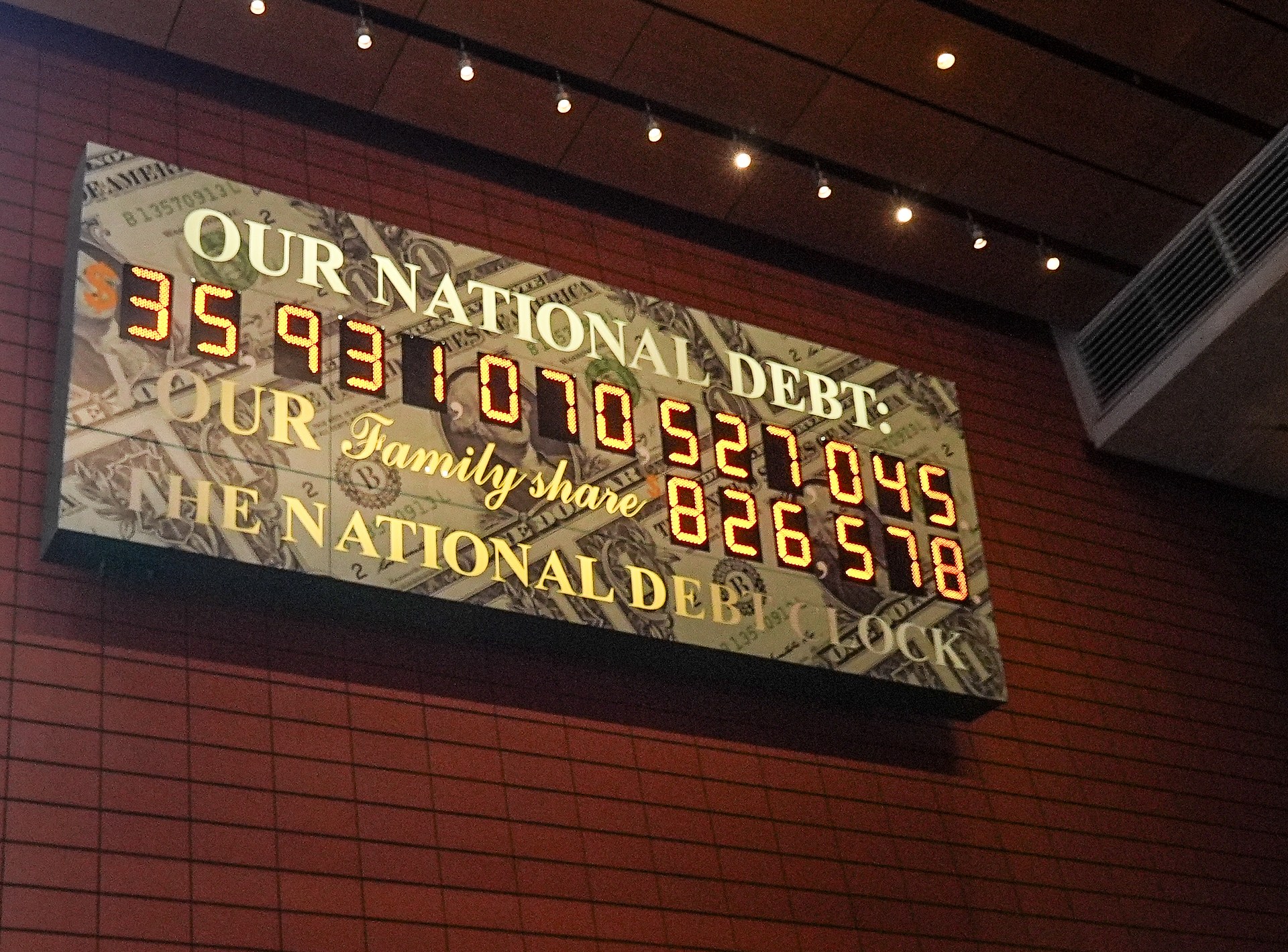 إيكونوميست تحذر من انزلاق العالم الغني نحو فوضى اقتصادية ومالية