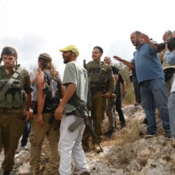 إصابة فلسطيني بنابلس واعتداءات للمستوطنين قرب قلقيلية ورام الله