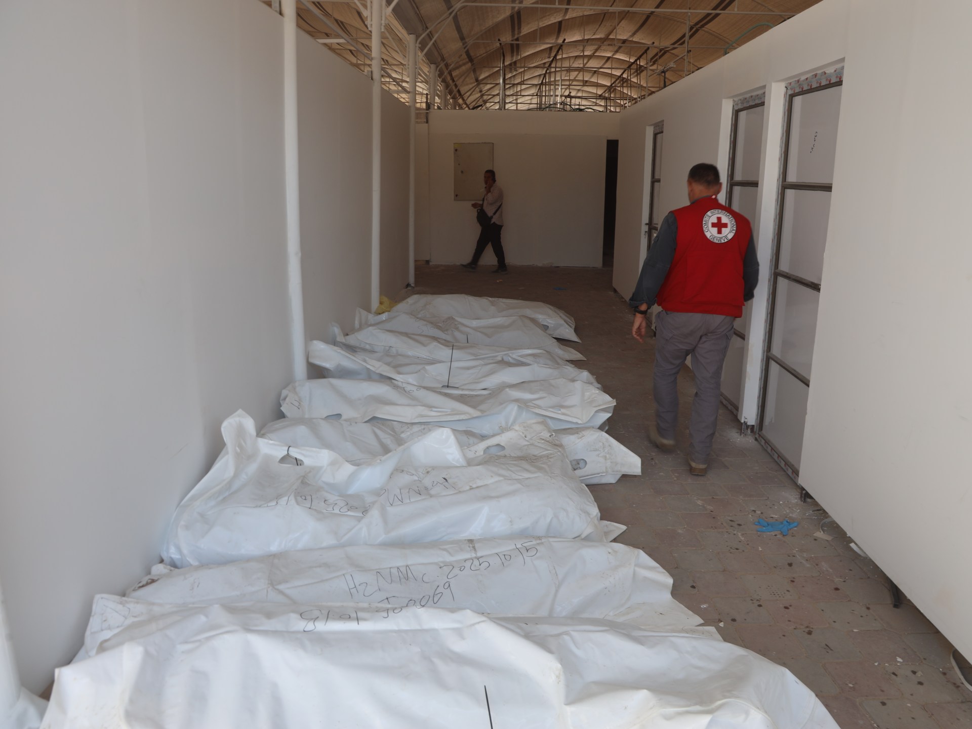 إسرائيل تسلم دفعة جديدة من جثامين شهداء غزة