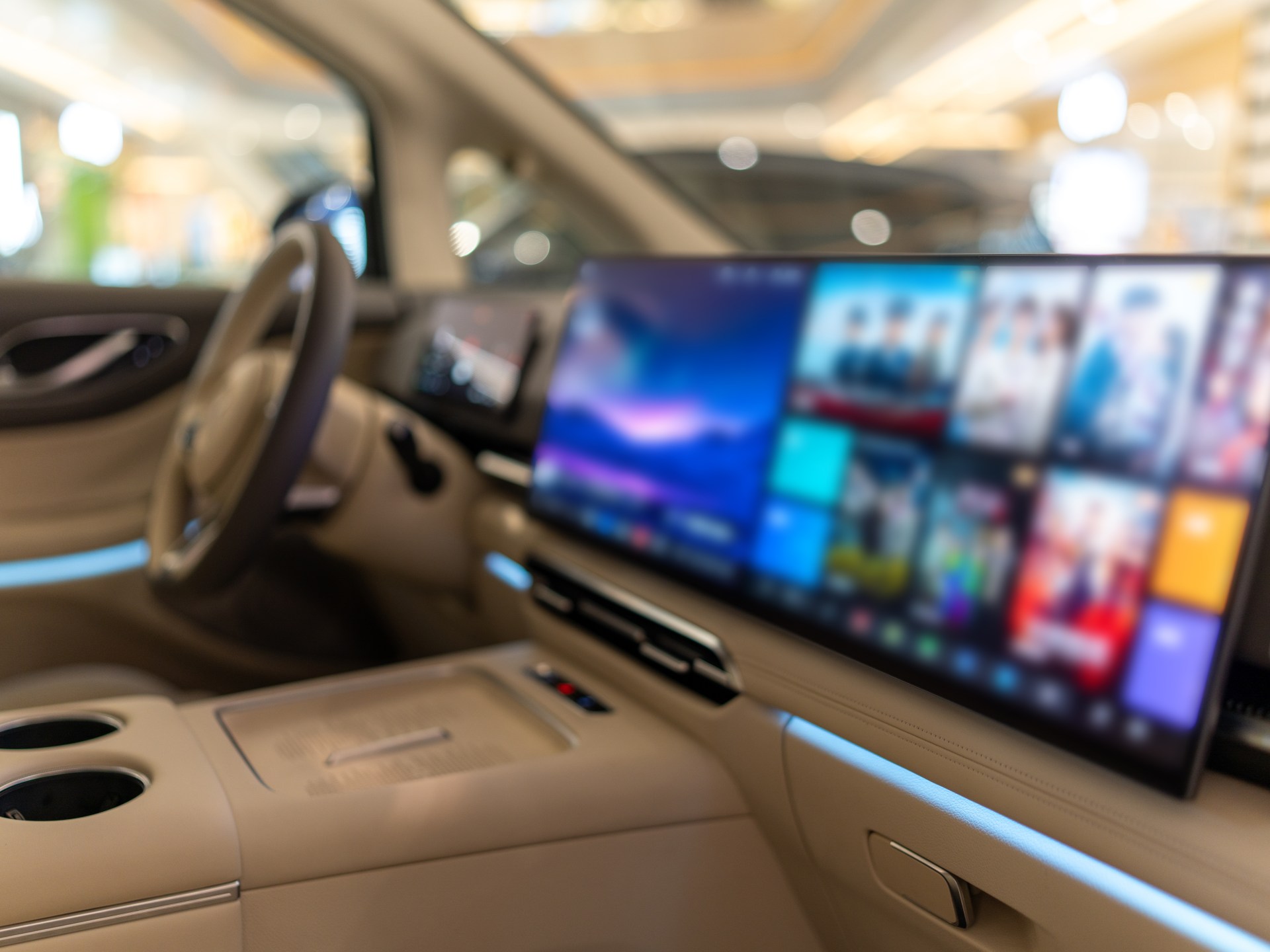 كيف تؤثر الشاشات الحديثة على تركيز السائق أثناء القيادة؟