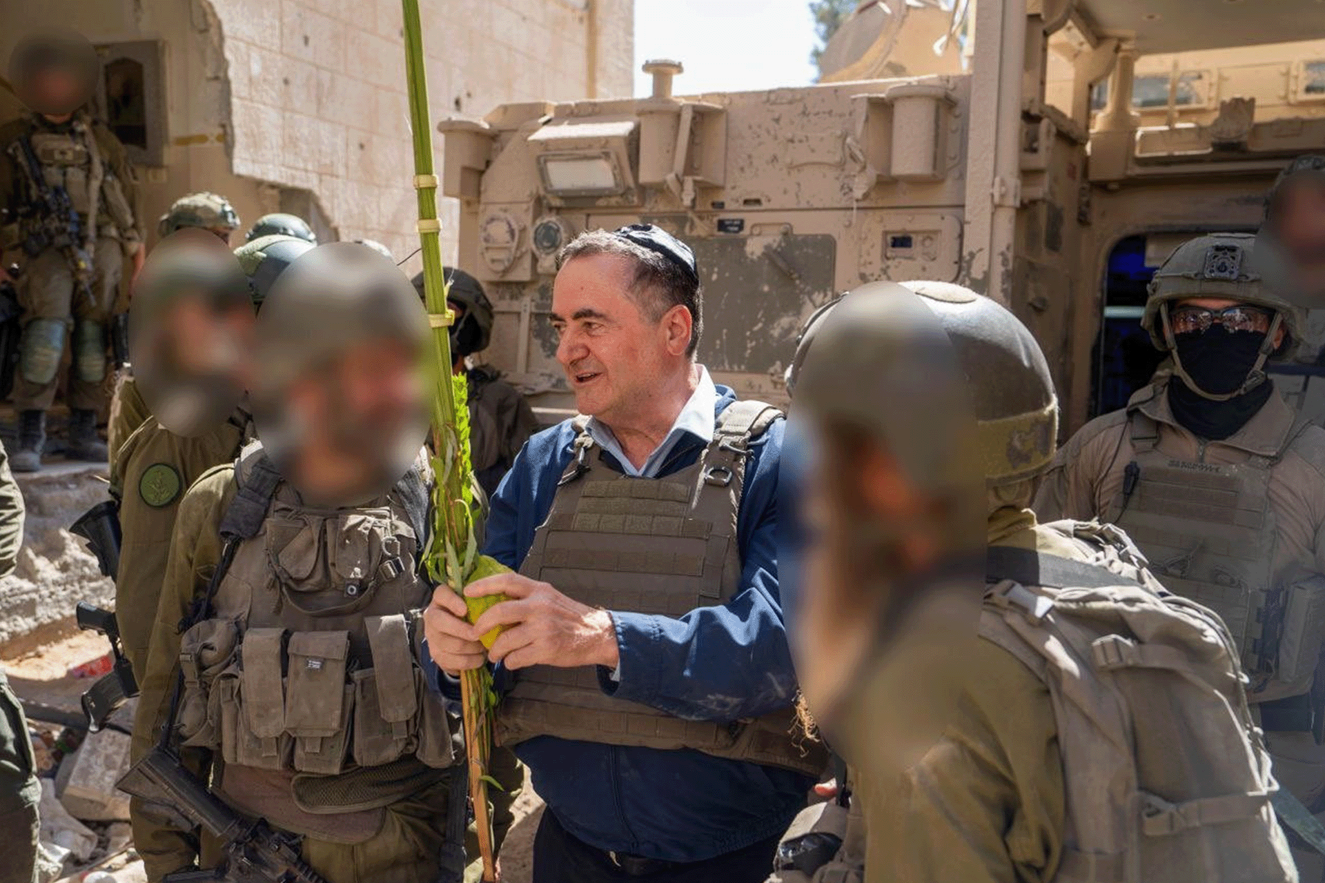 وزير دفاع الاحتلال يباهي بتفقد قواته في غزة