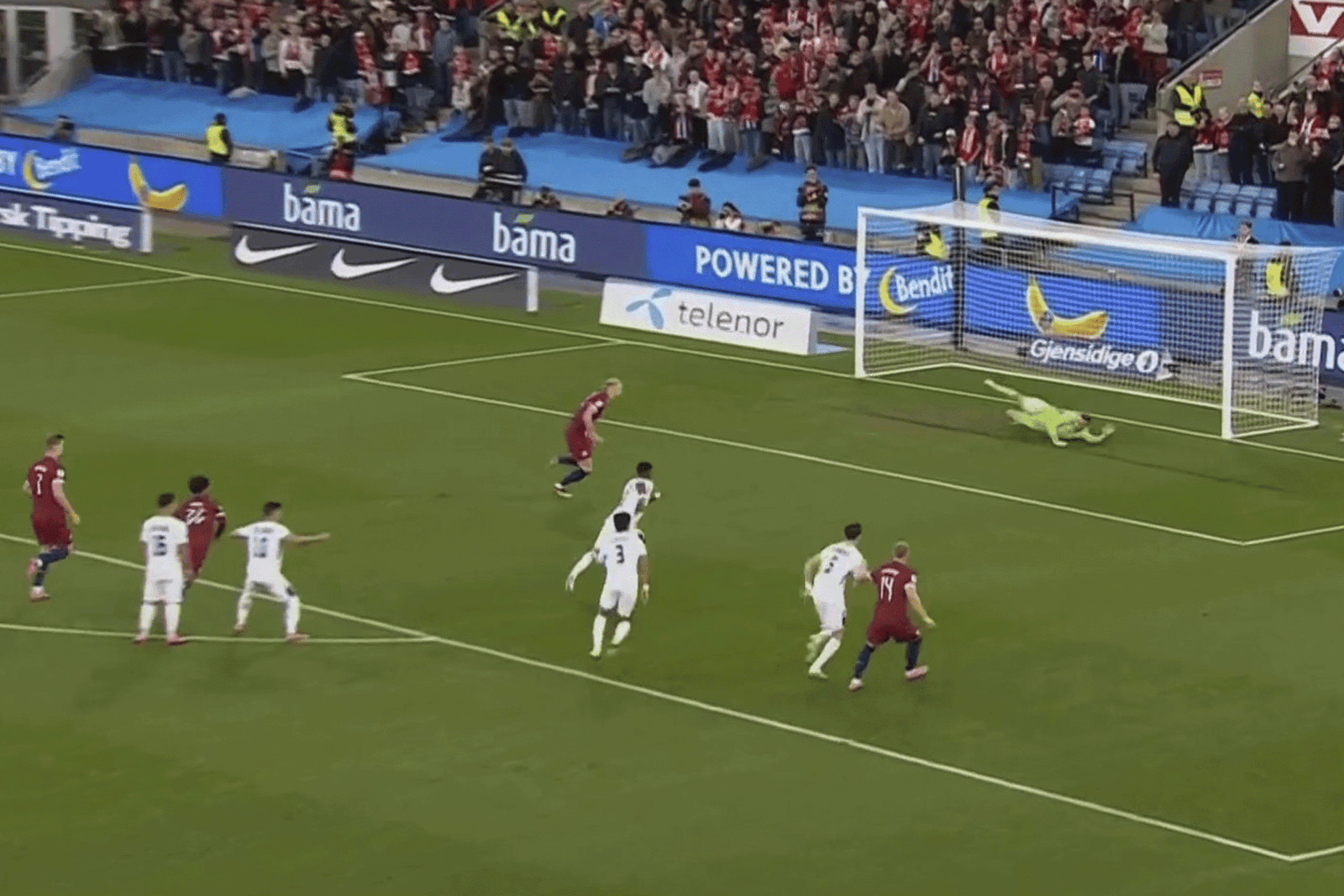 شاهد.. هالاند يهدر ركلة جزاء مرتين في تصفيات كأس العالم 3 45445 1760201924