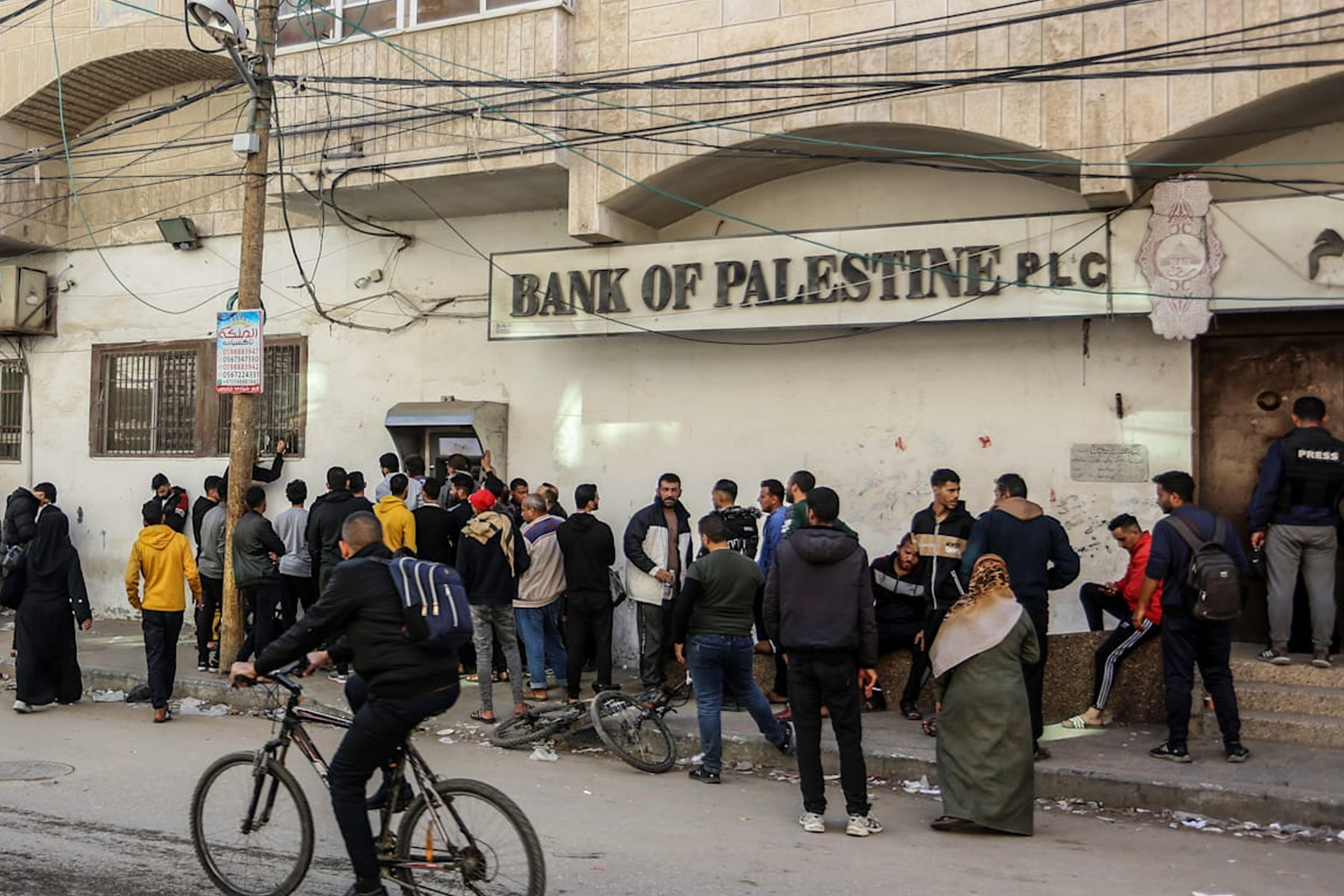 بنوك غزة تعاود العمل و"الكاش" مفقود