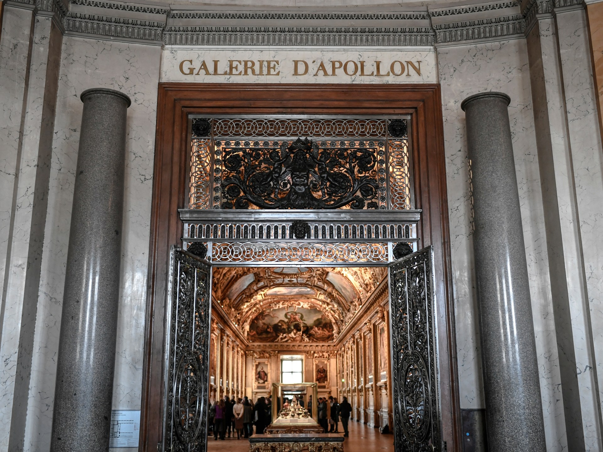 سطو اللوفر يغلق أبواب المتحف الأكبر وإيطاليا تستعين بالذكاء الاصطناعي