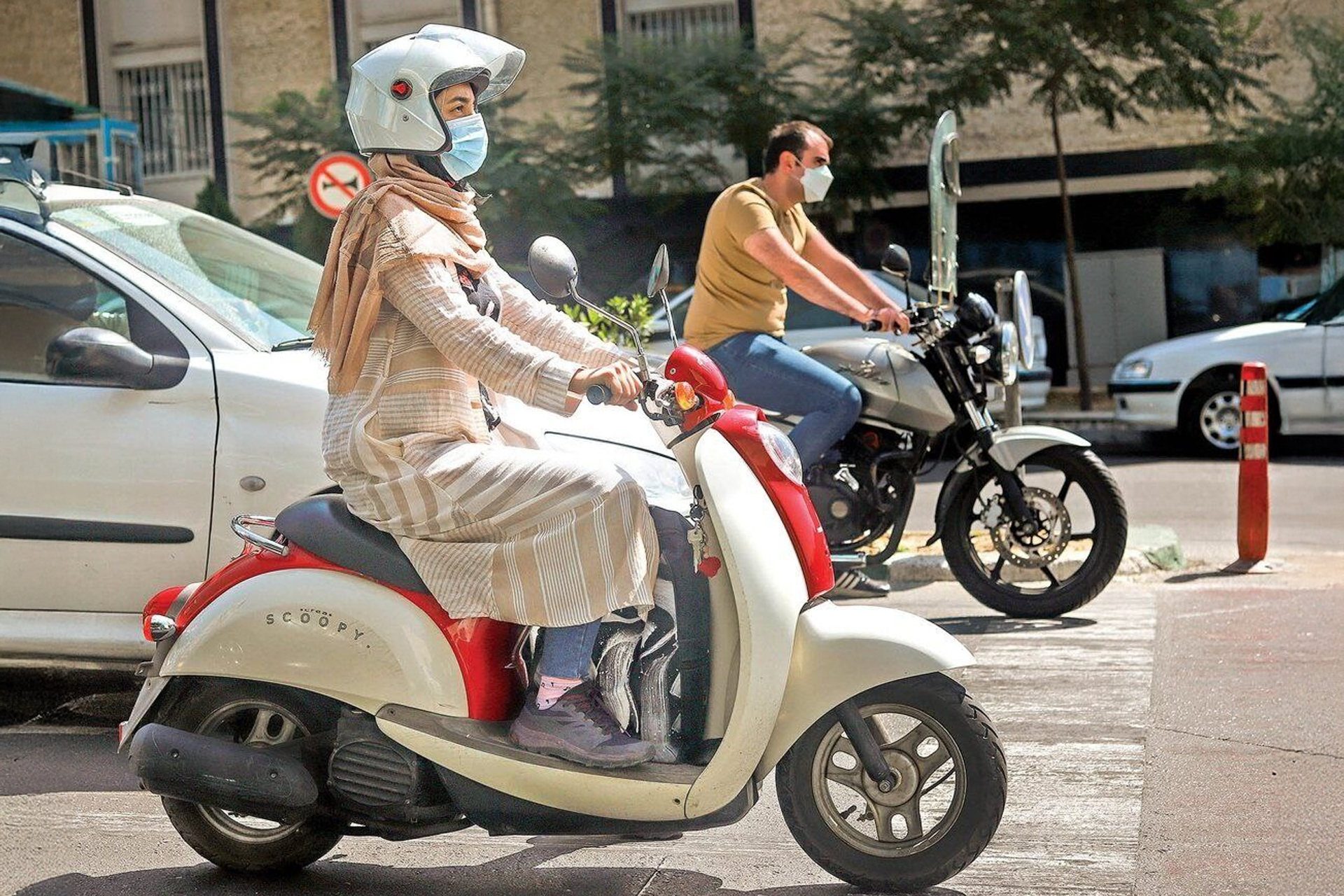 جدل قانوني واجتماعي حول السماح للإيرانيات بقيادة الدراجات النارية