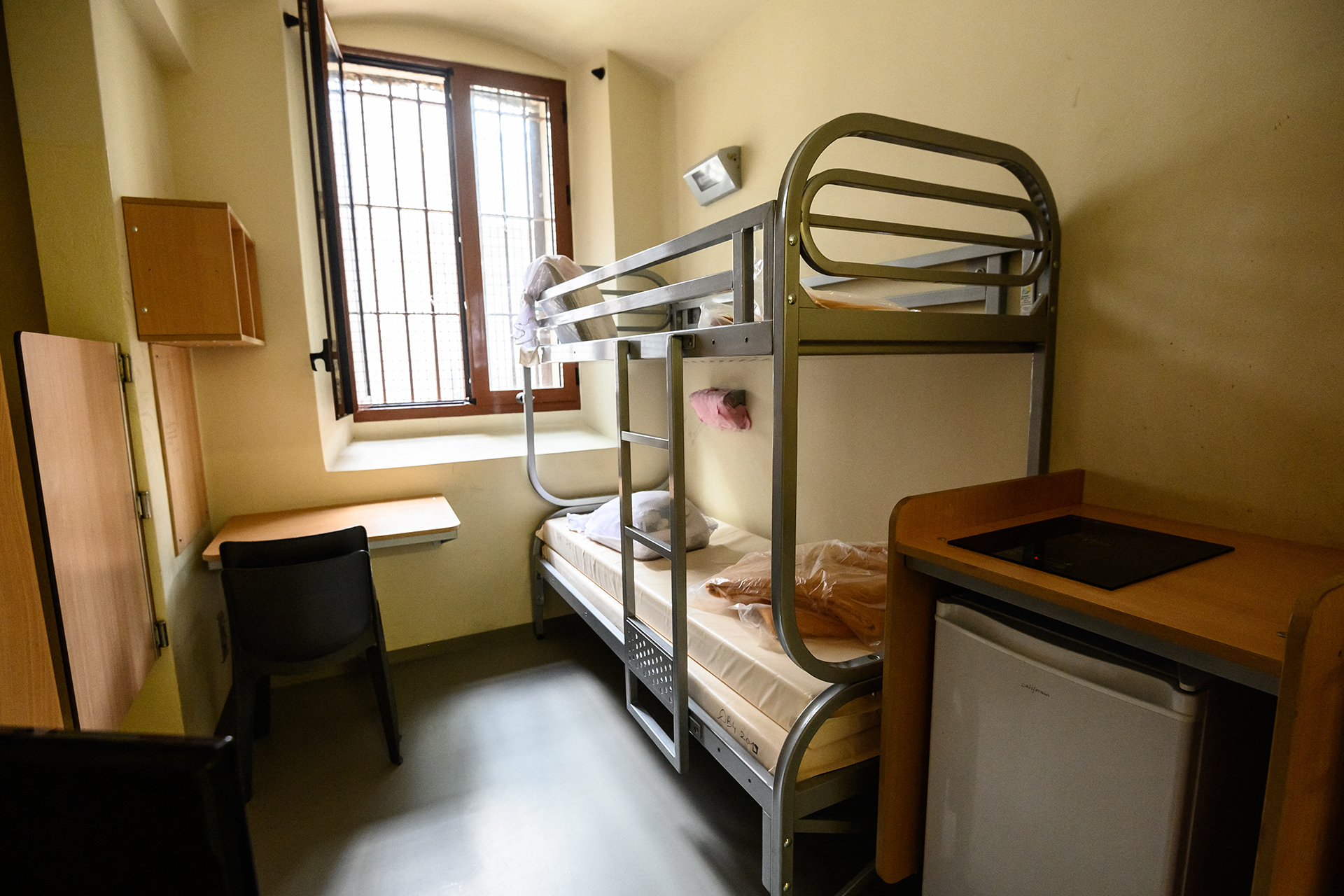 تفاصيل الزنزانة التي ستحتضن ساركوزي وصحف تؤكد لقاءه سرا بماكرون