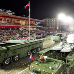 كوريا الشمالية تستعرض أحدث صواريخها في عرض عسكري ضخم