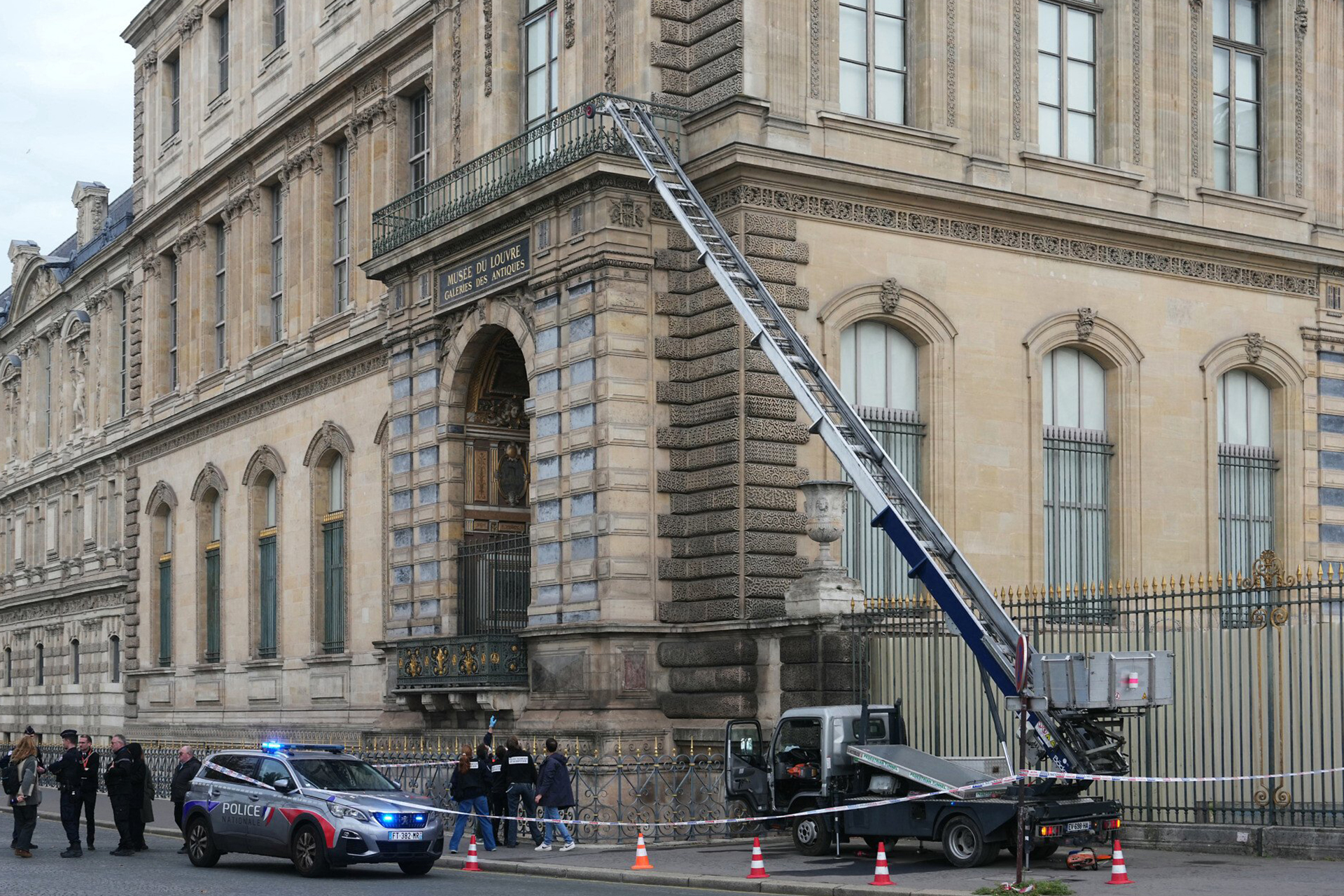 شركة رافعات ألمانية تحوّل سرقة متحف اللوفر إلى حملة دعائية ساخرة