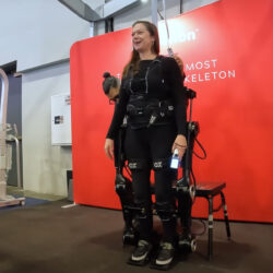 شاهد: سيدة تستعيد قدرتها على المشي بعد أكثر من 10 أعوام بفضل هيكل روبوتي