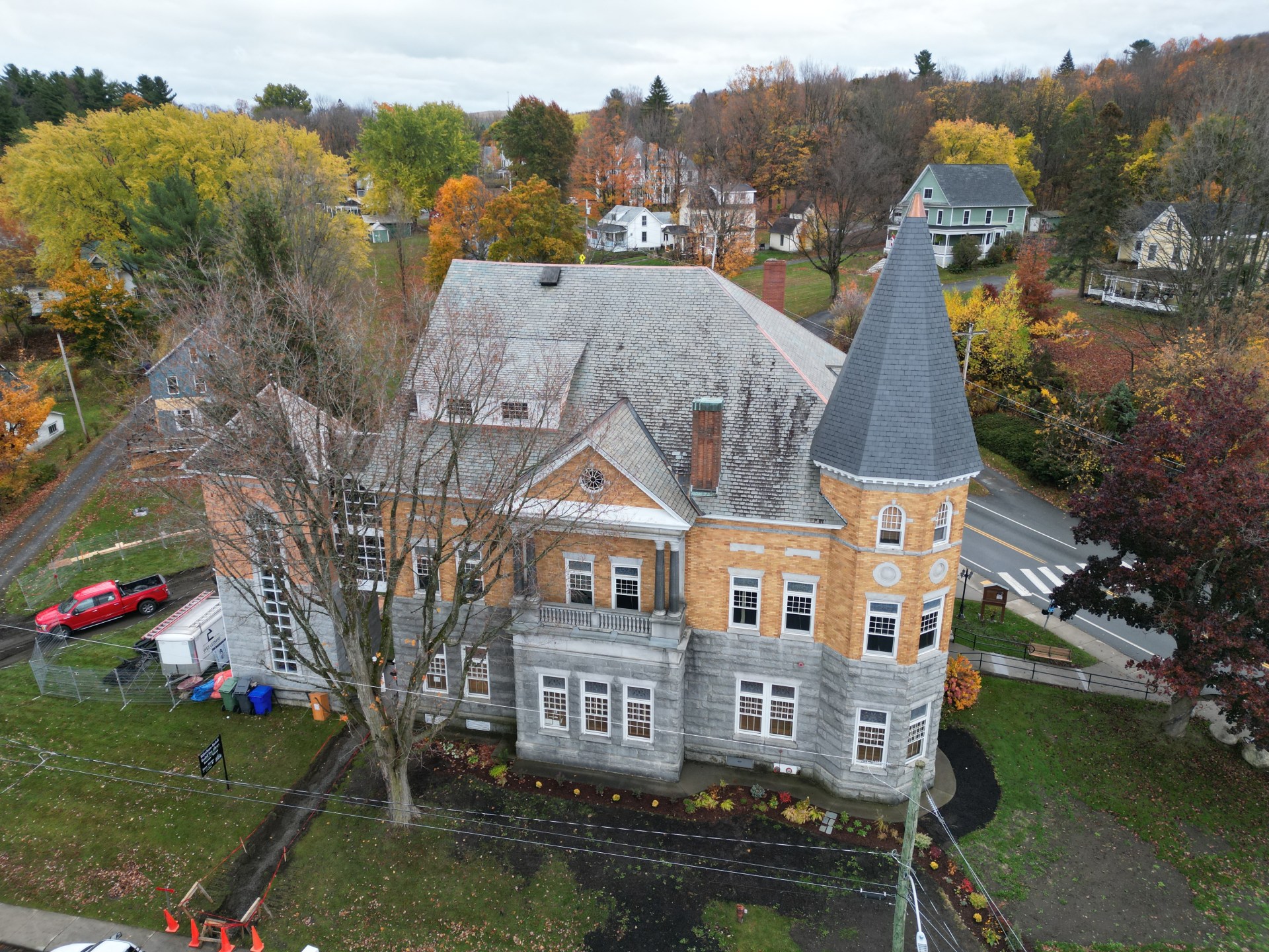 مكتبة حدودية تترجِم سياسات ترامب بعدما جسّدت الوحدة الأميركية الكندية