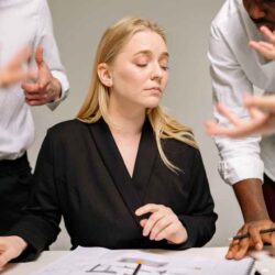 وهم "الإجماع الزائف".. لماذا نعتقد أن الجميع يفكر مثلنا؟