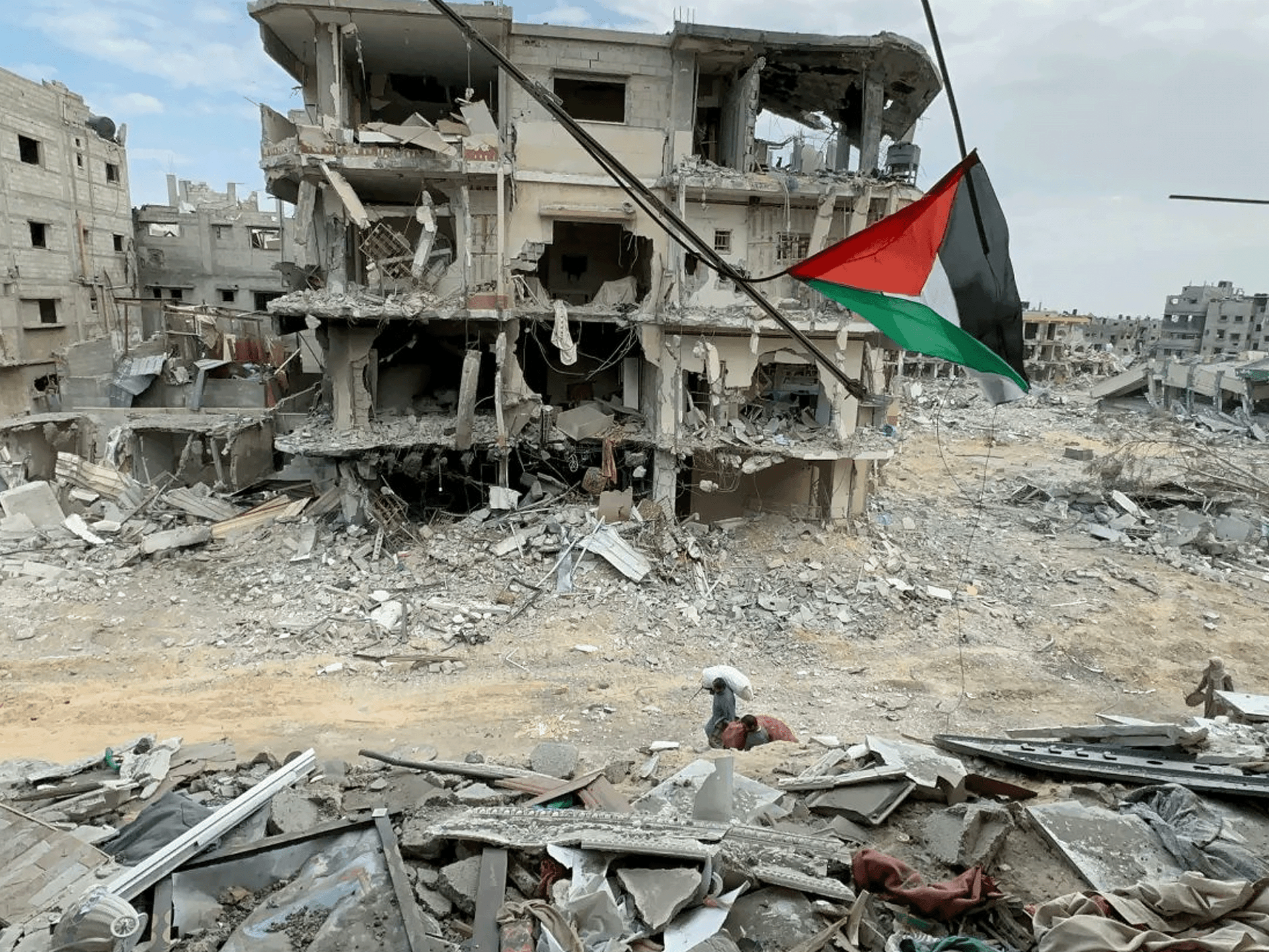 غزة بعد الاتفاق مباشر.. القسام تسلم جثتي أسيرين وترامب يهدد حماس وينتقد إسرائيل