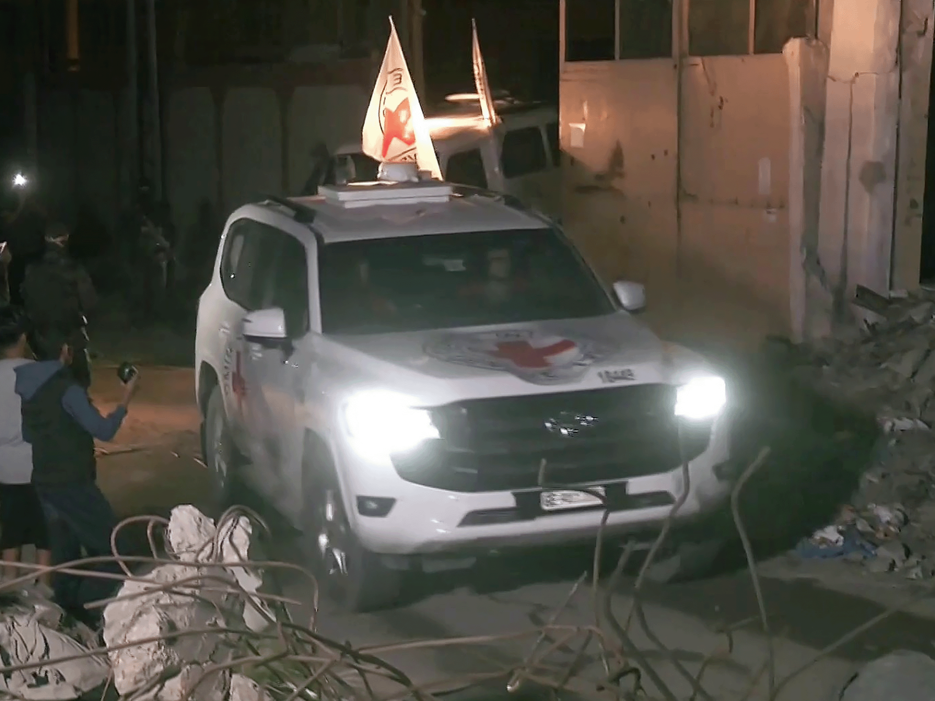 الصليب الأحمر يتسلم جثامين أسرى إسرائيليين في غزة